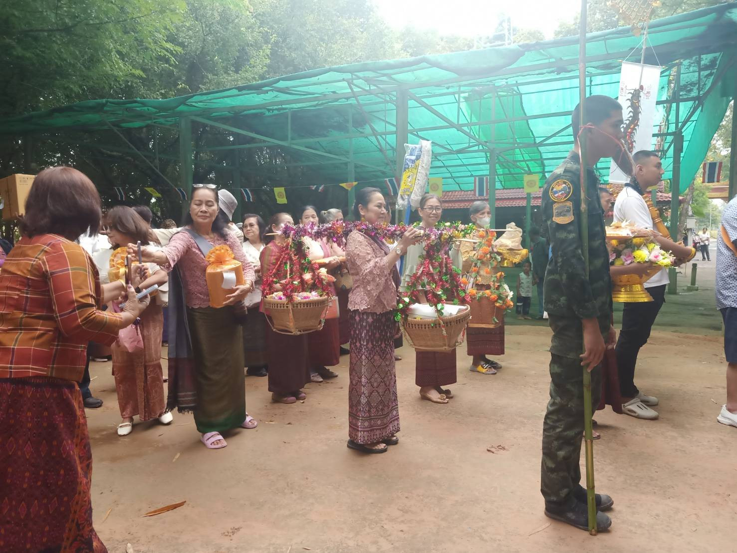 ภาพร่วมพิธีกรรมวัดตาวรตาเมาะ