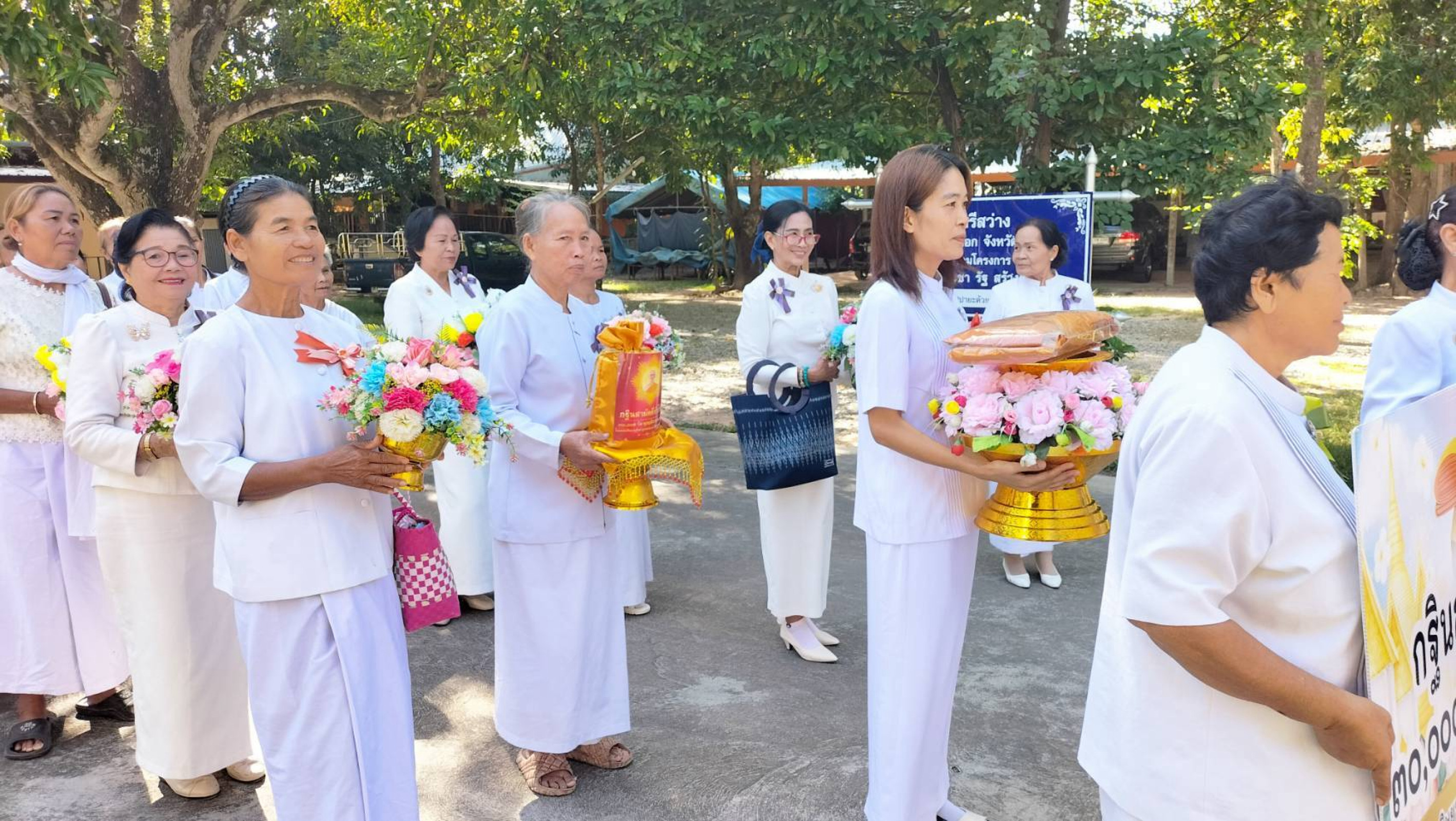 ภาพร่วมขบวนกฐินวัดศรีสว่าง