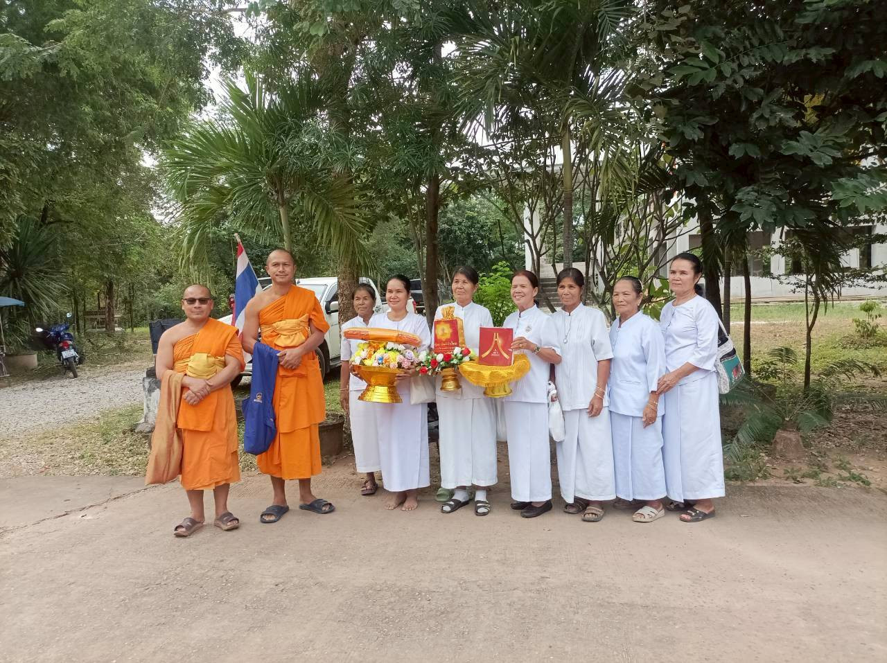 ภาพหมู่ถือพานถวายปัจจัยวัดป่าวิเวการาม