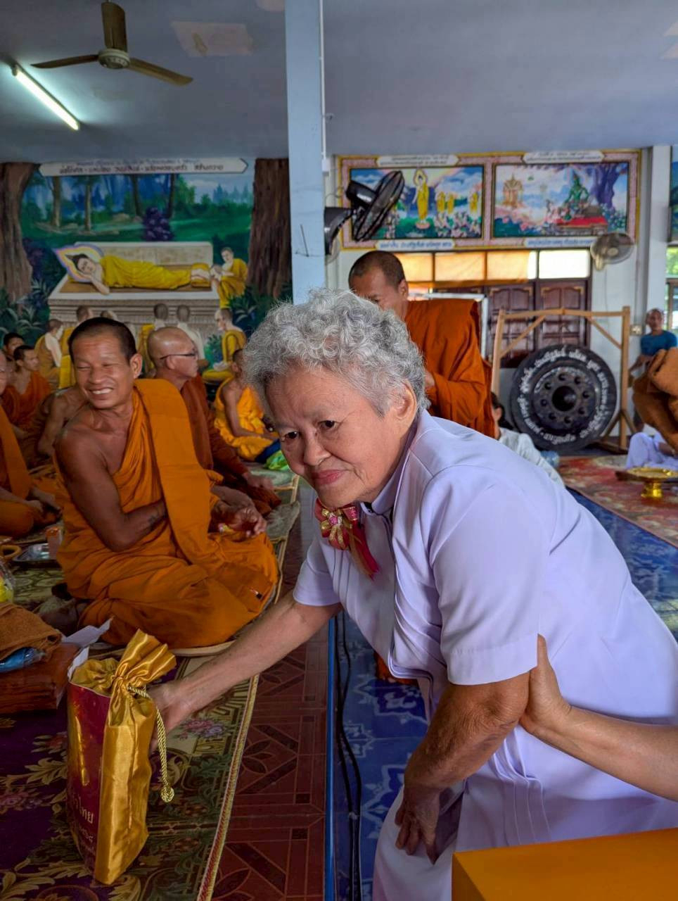 ภาพการถวายปัจจัยวัดป่าธรรมวิเวก