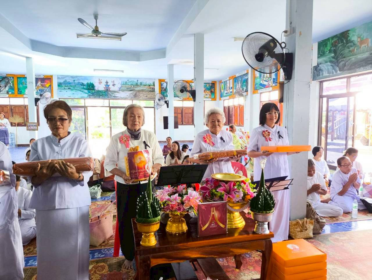 ภาพหมู่ถือพานถวายปัจจัยวัดป่าธรรมวิเวก