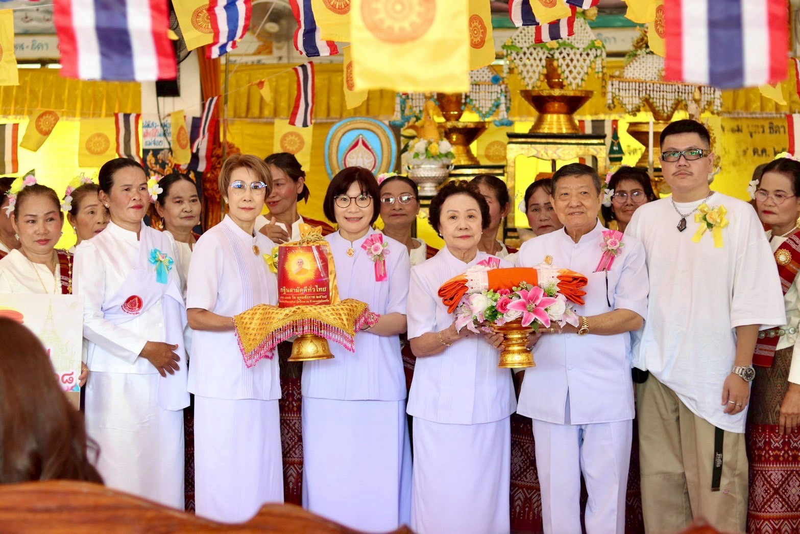 ภาพหมู่ถือพานถวายปัจจัยวัดทุ่งวิจิตร
