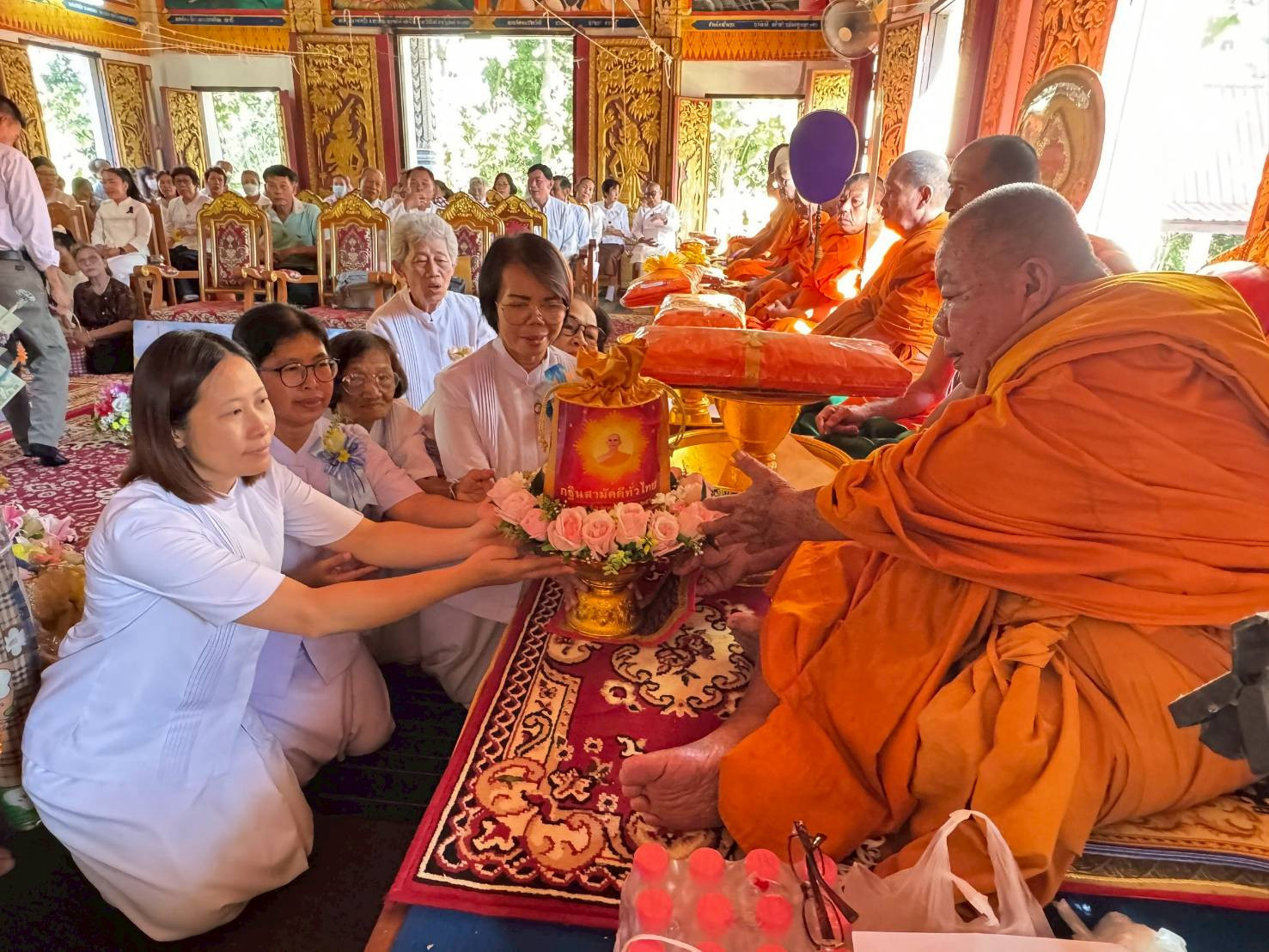 ภาพการถวายปัจจัยวัดกู่เต้าวนาราม