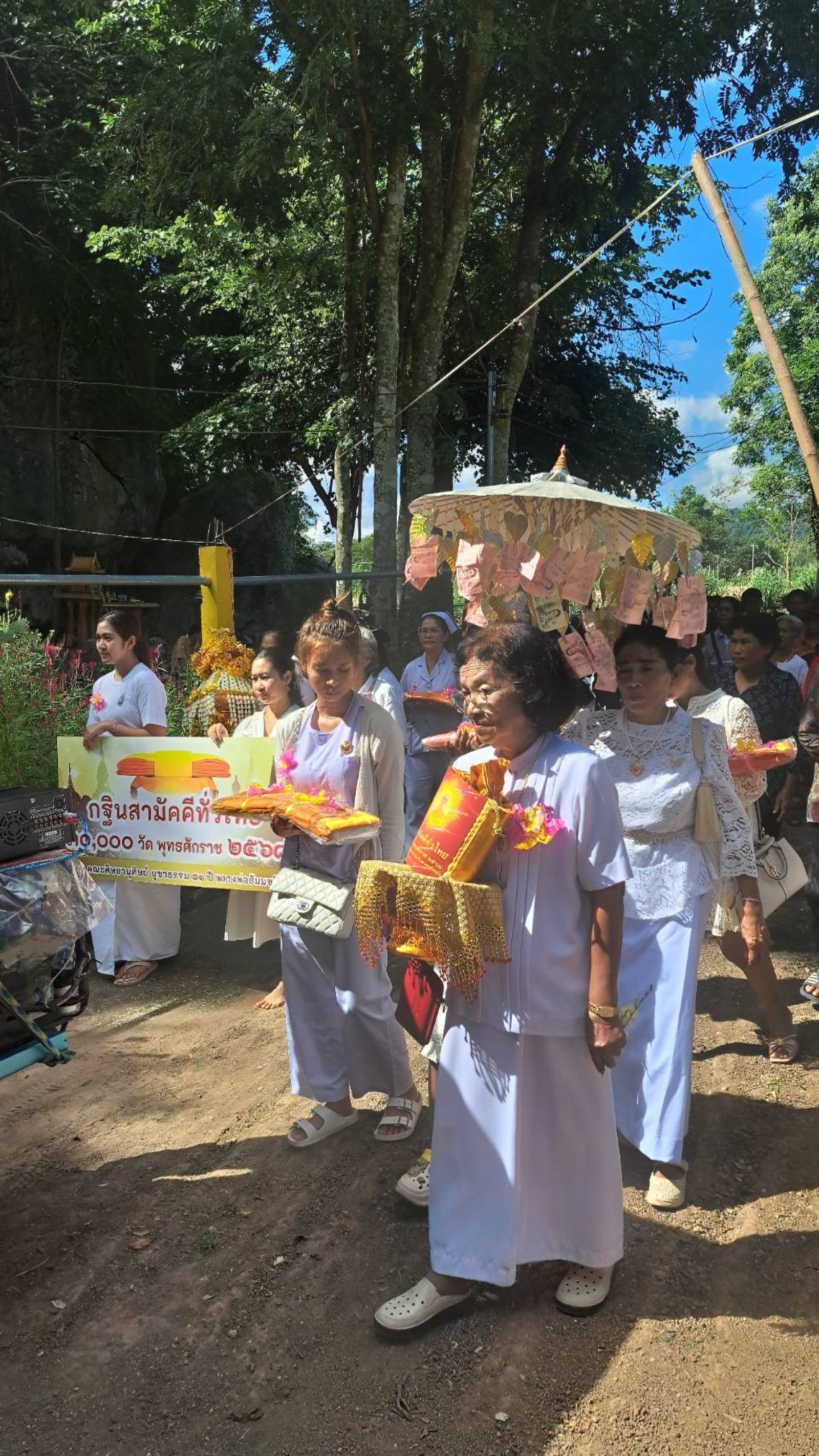 ภาพร่วมขบวนกฐินสำนักสงฆ์เขาลูกไก่เทพนิมิตร