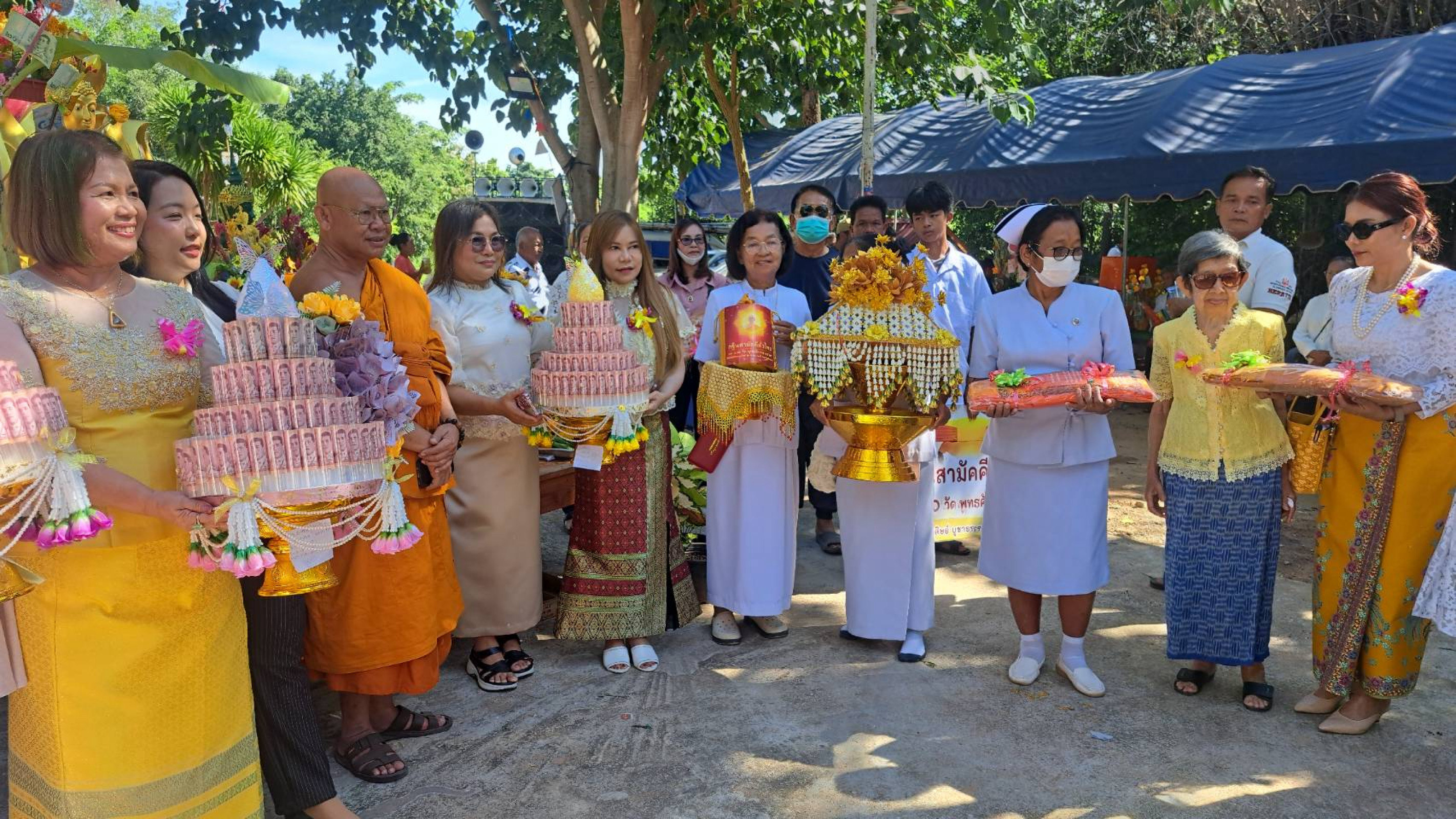 ภาพหมู่ถือพานถวายปัจจัยสำนักสงฆ์เขาลูกไก่เทพนิมิตร