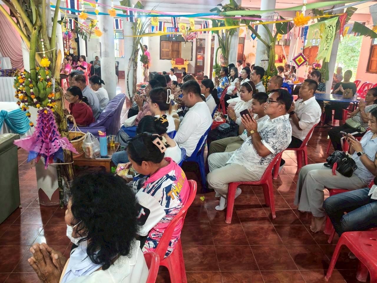 ภาพร่วมพิธีกรรมวัดประดาหัก