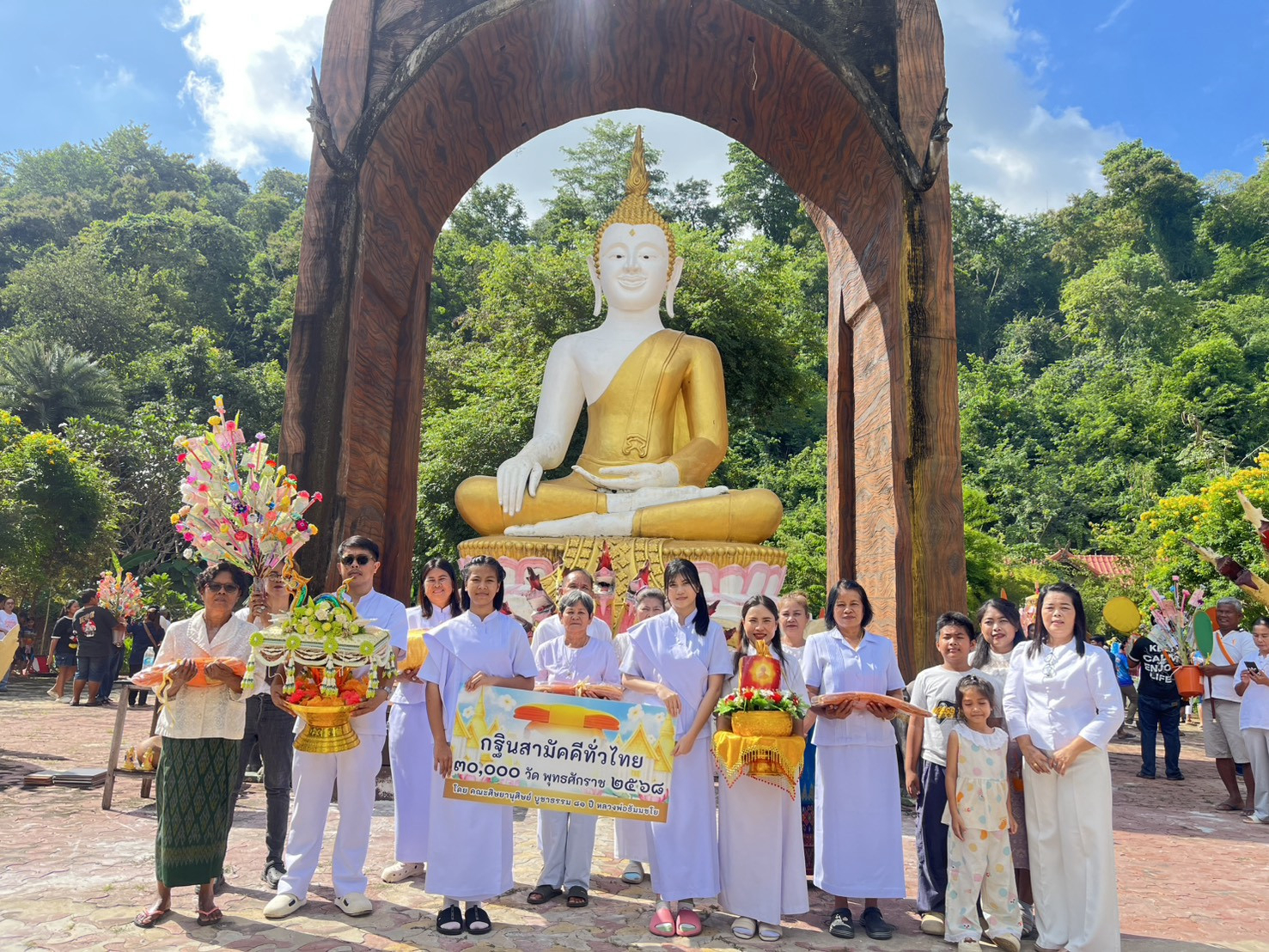 ภาพร่วมขบวนกฐินวัดชุมทหาร