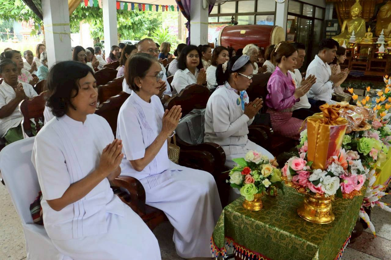 ภาพหมู่ถือพานถวายปัจจัยวัดพังสิงห์