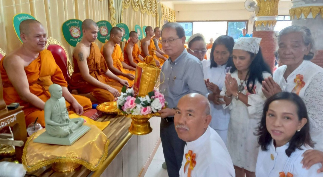 ภาพการถวายปัจจัยวัดนารีประดิษฐ์