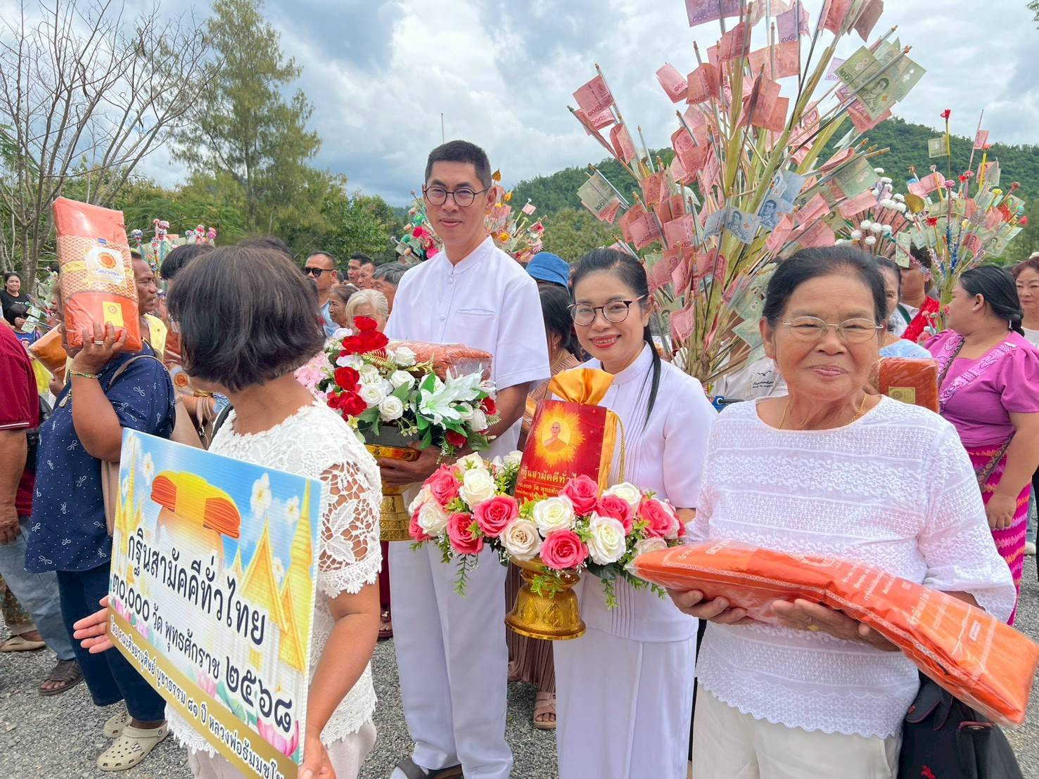 ภาพร่วมพิธีกรรมที่พักสงฆ์ไผ่สีทอง