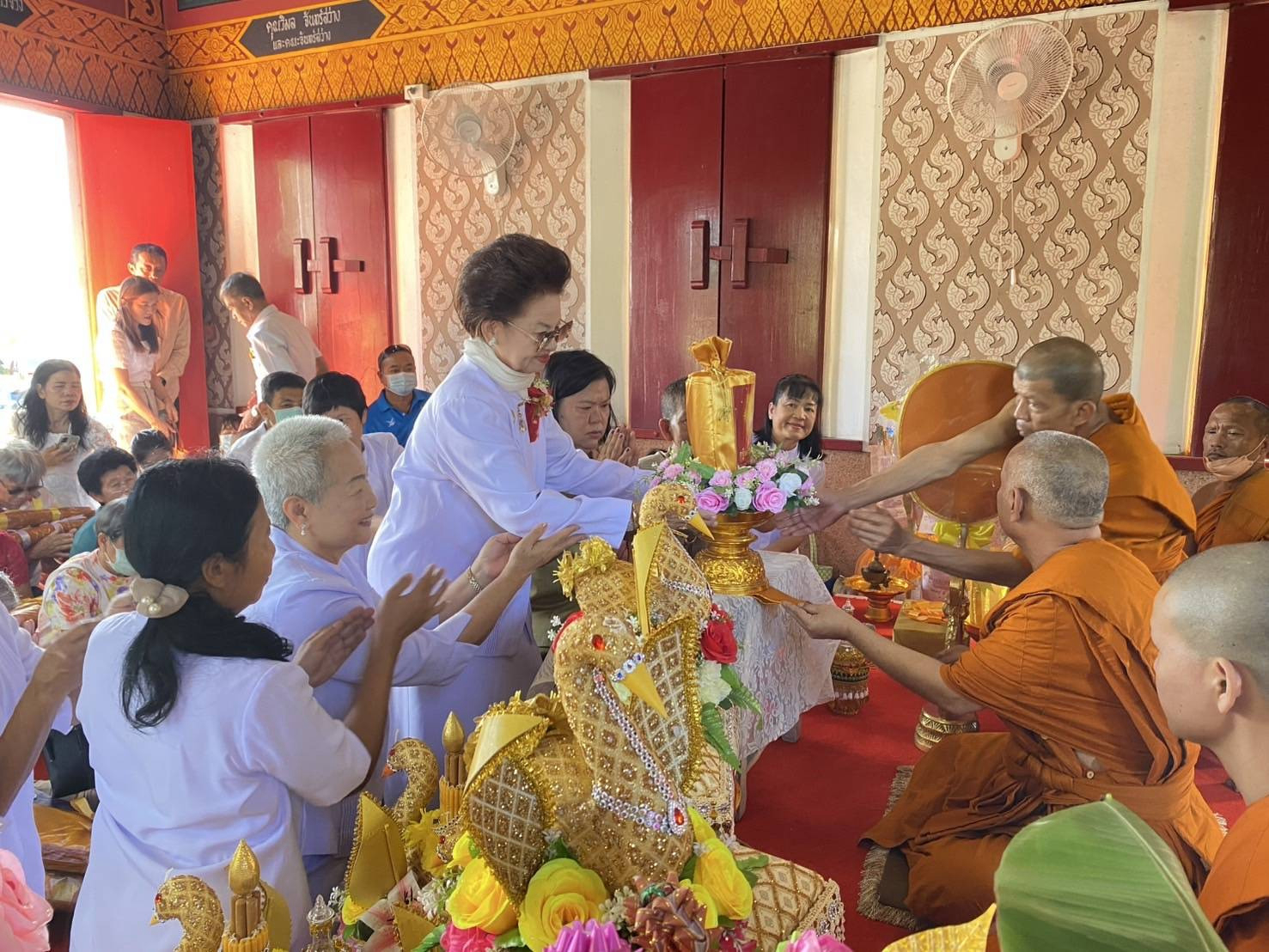 ภาพการถวายปัจจัยวัดไชยพฤฒาราม