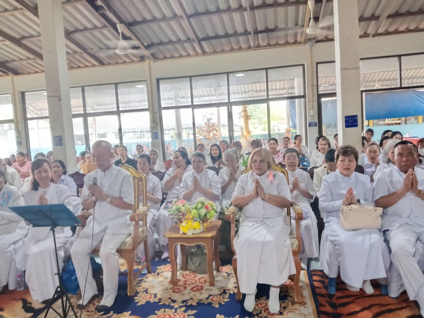 ภาพหมู่ถือพานถวายปัจจัยวัดศรีมงคล