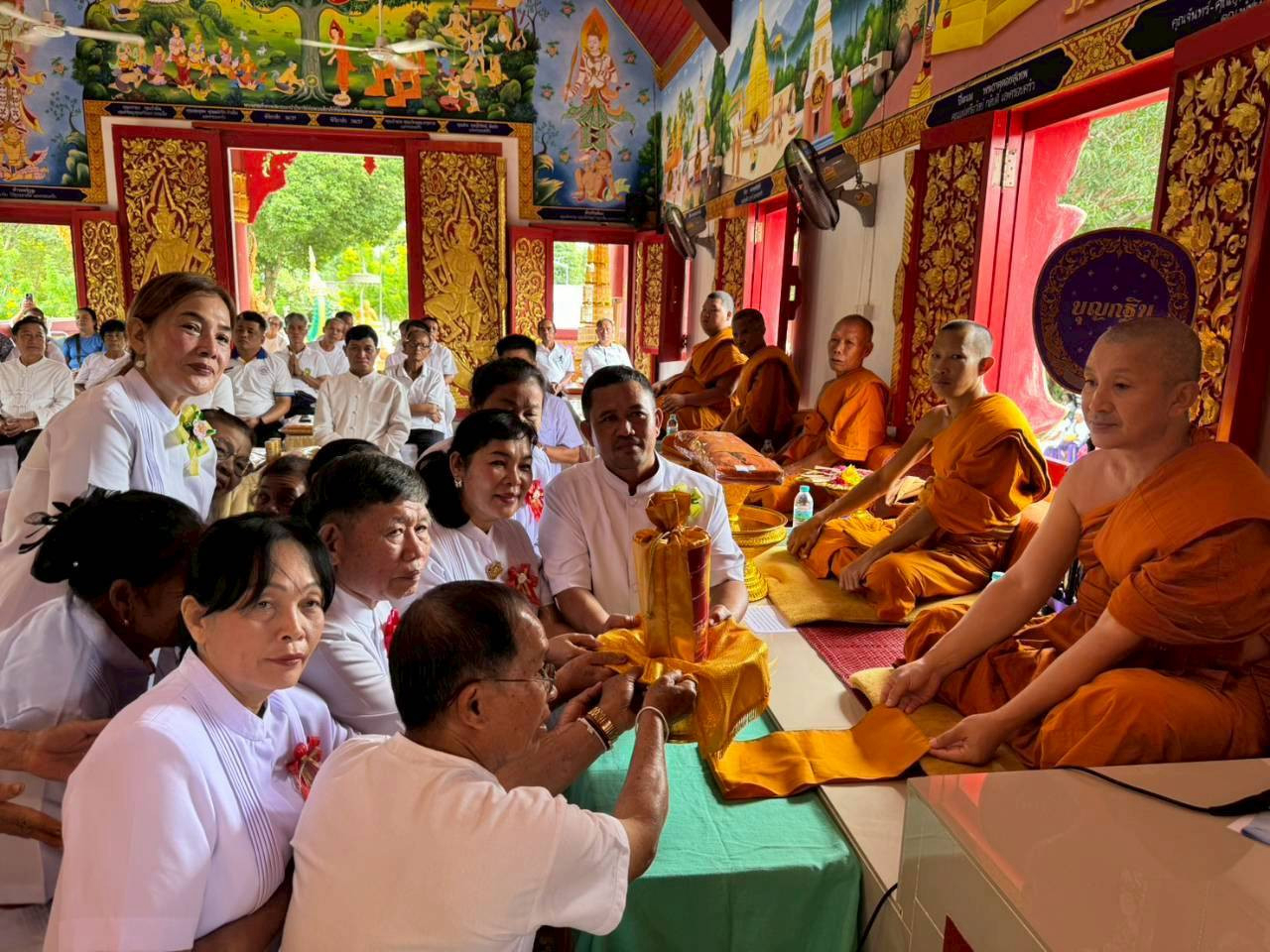 ภาพการถวายปัจจัยวัดต้นม่วงคีรี