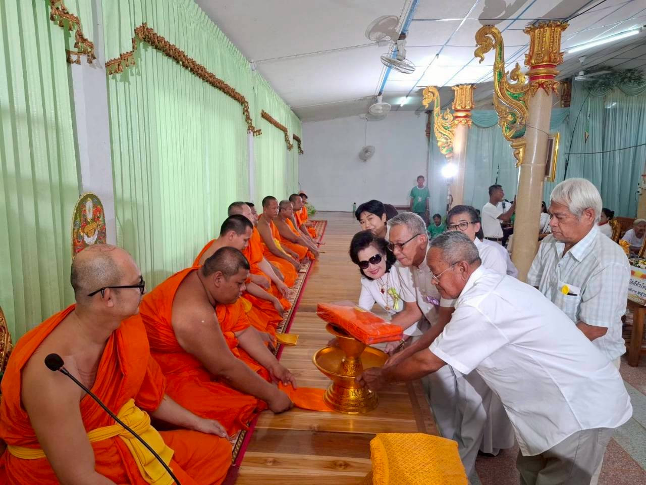 ภาพการถวายปัจจัยวัดถ้ำชาละวัน