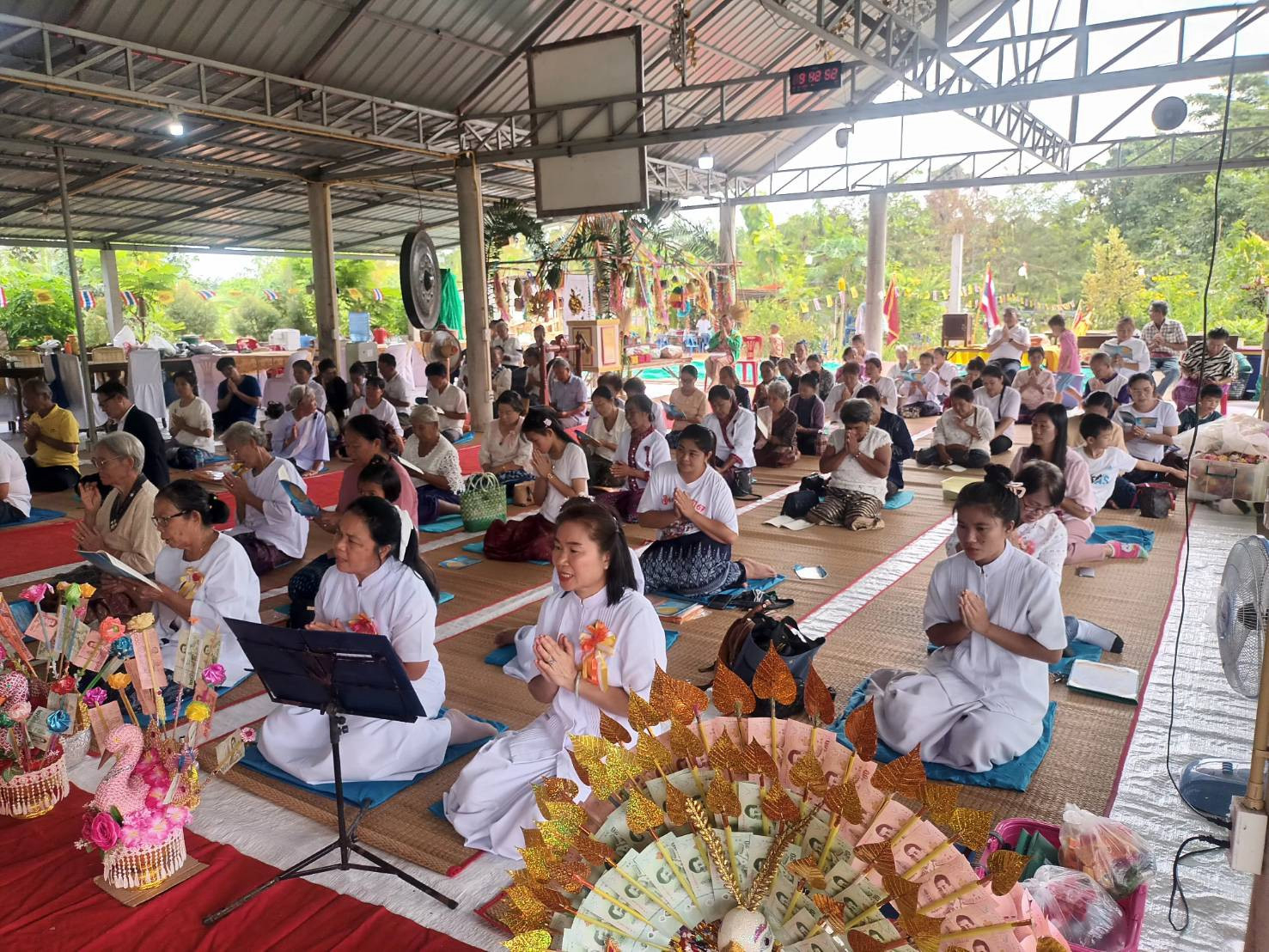 ภาพร่วมพิธีกรรมศูนย์ปฏิบัติธรรมปทุมรัตน์มหามงคล