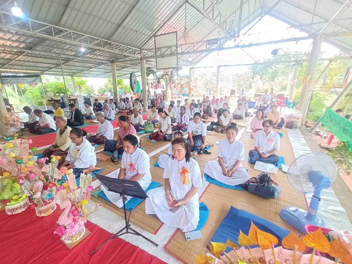 ภาพร่วมพิธีกรรมศูนย์ปฏิบัติธรรมปทุมรัตน์มหามงคล