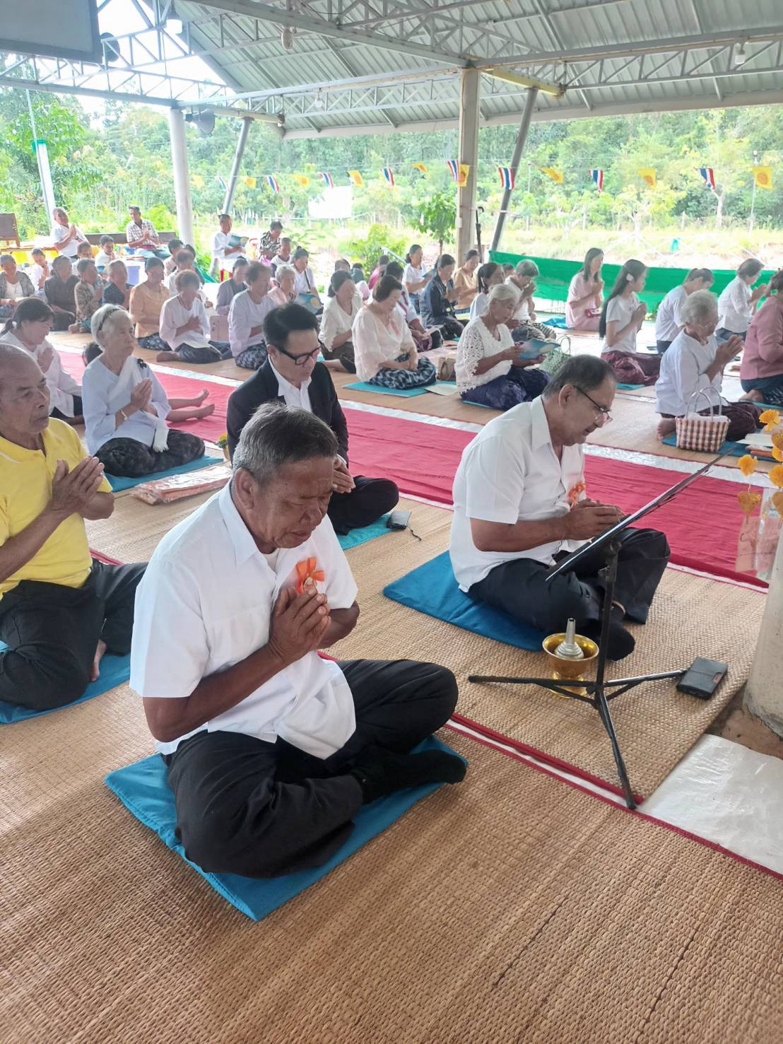 ภาพร่วมพิธีกรรมศูนย์ปฏิบัติธรรมปทุมรัตน์มหามงคล