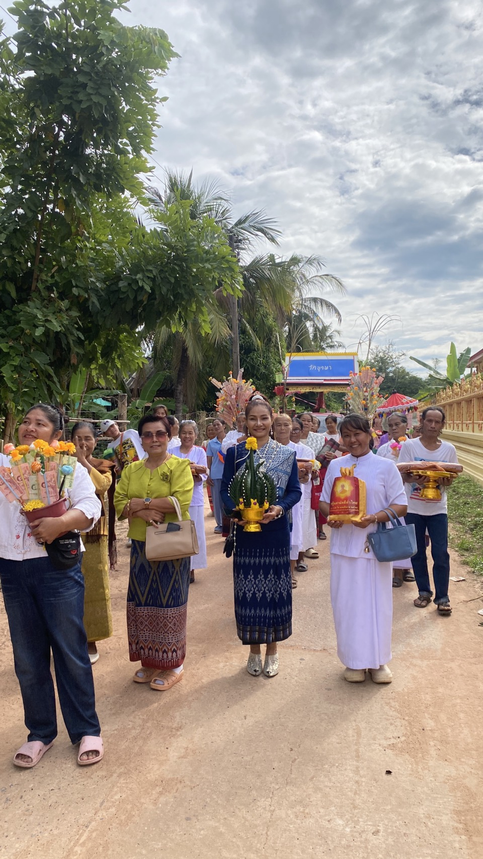 ภาพหมู่ถือพานถวายปัจจัยวัดบูรพา