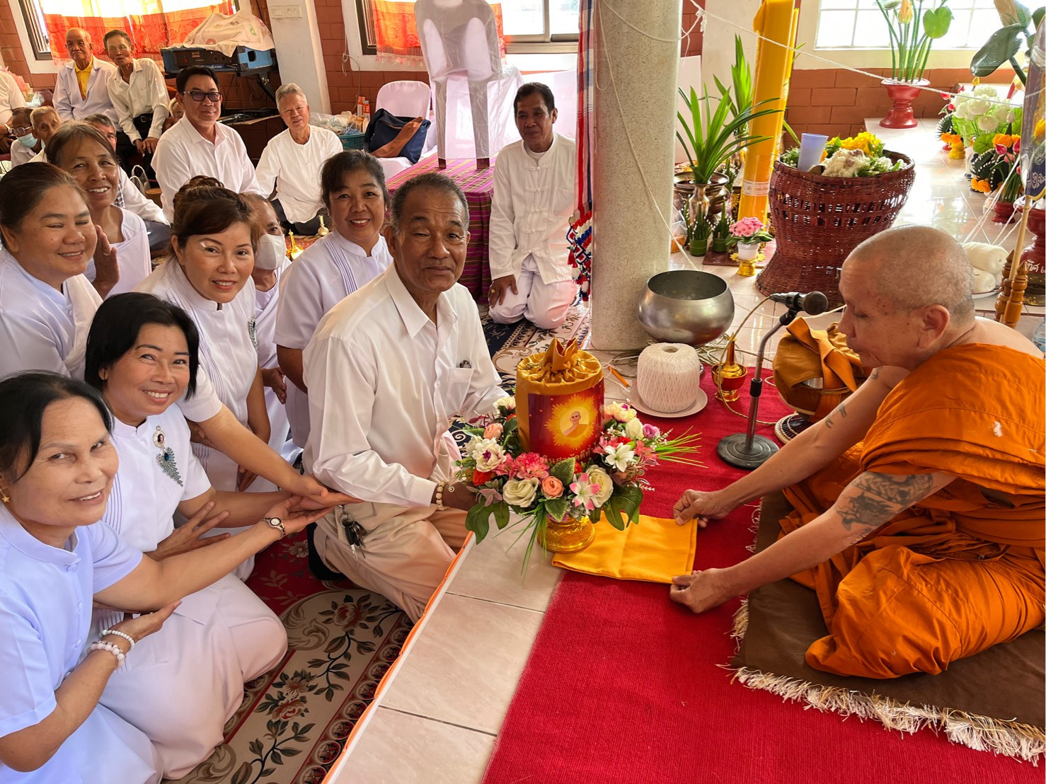 ภาพการถวายปัจจัยวัดจอมมณี