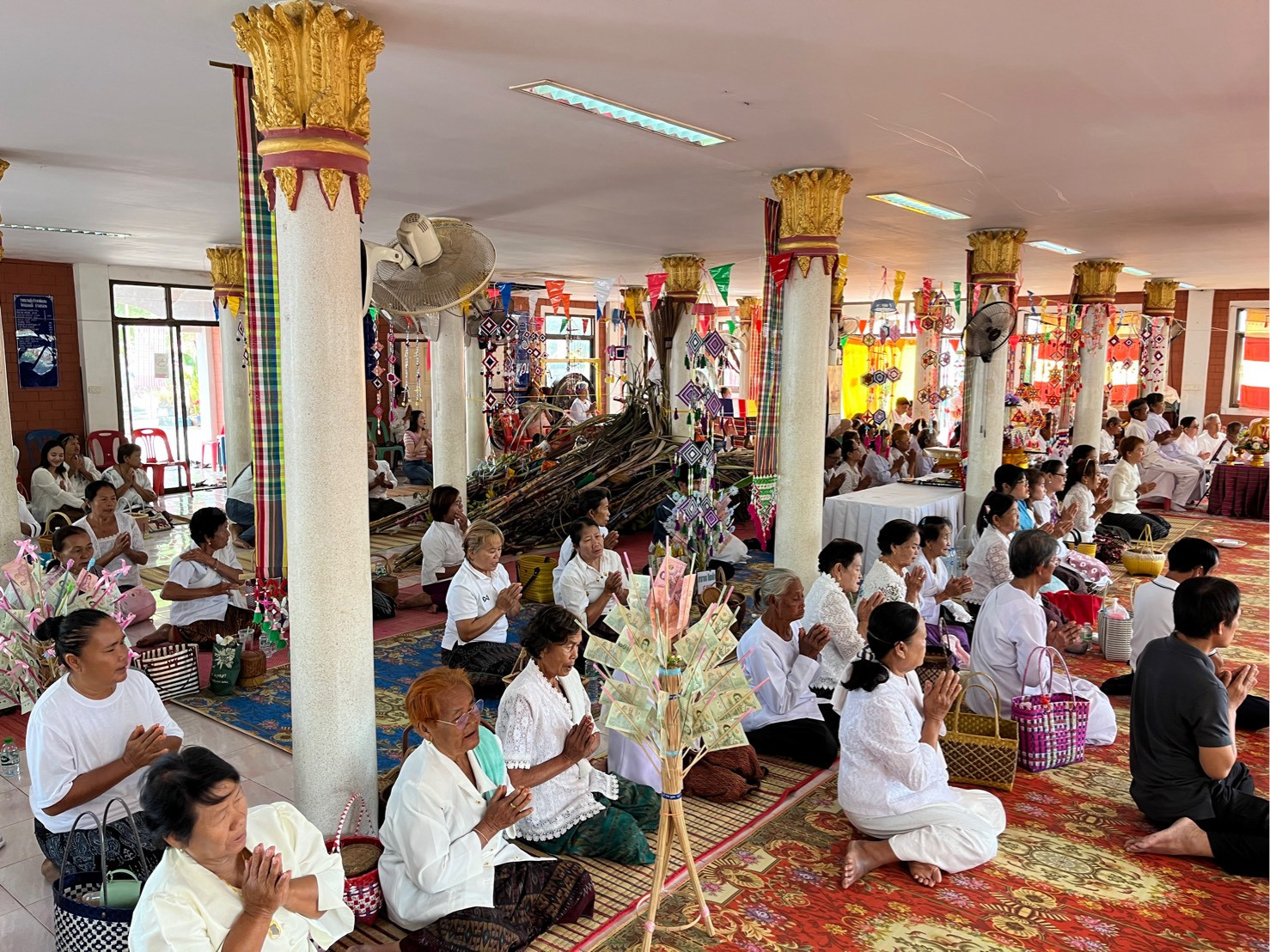 ภาพร่วมพิธีกรรมวัดจอมมณี