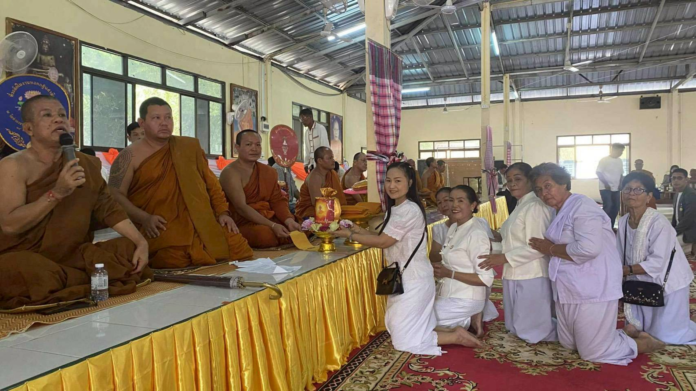 ภาพการถวายปัจจัยวัดท่ากระบือ