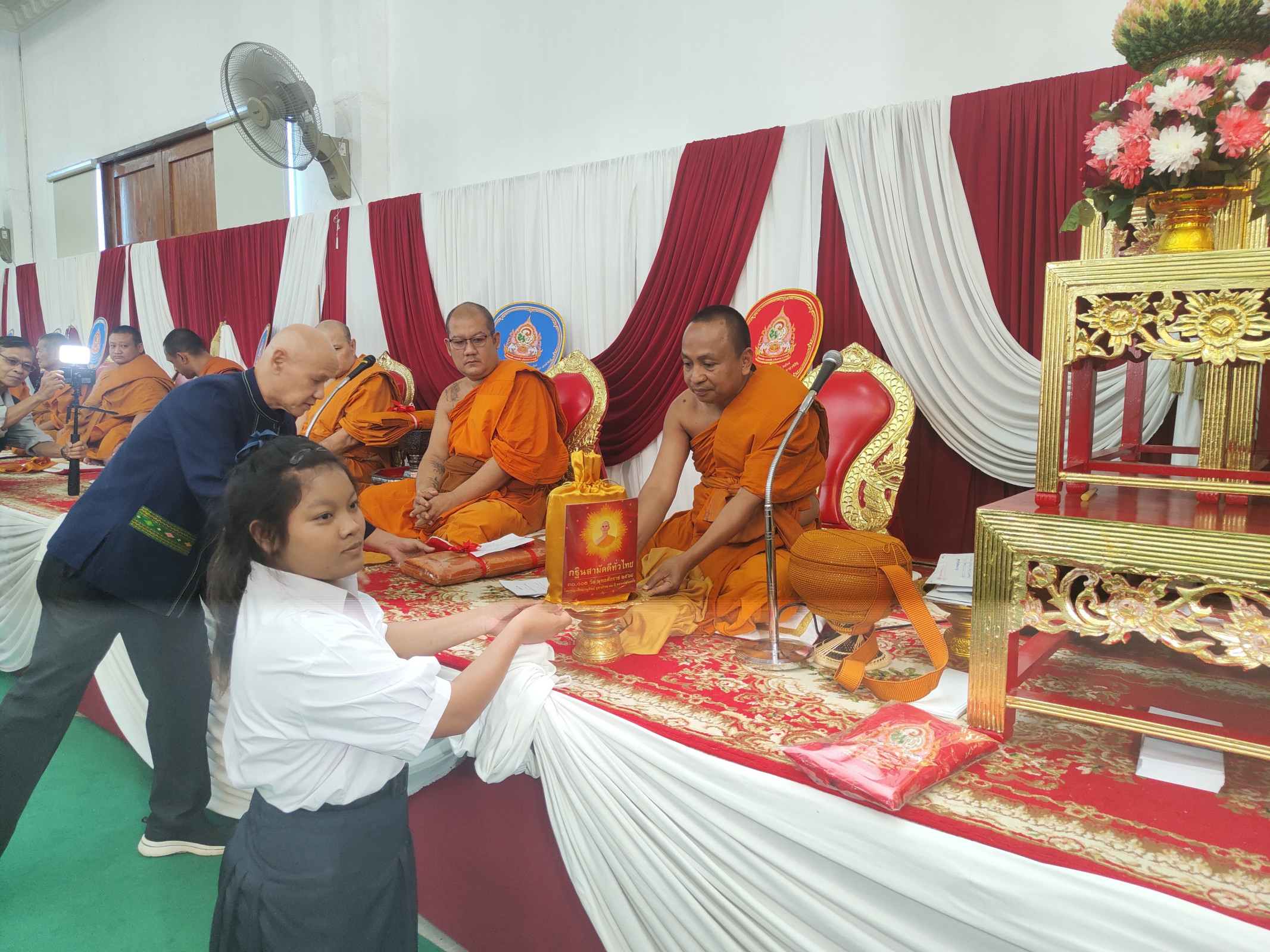 ภาพการถวายปัจจัยวัดหนองโพ