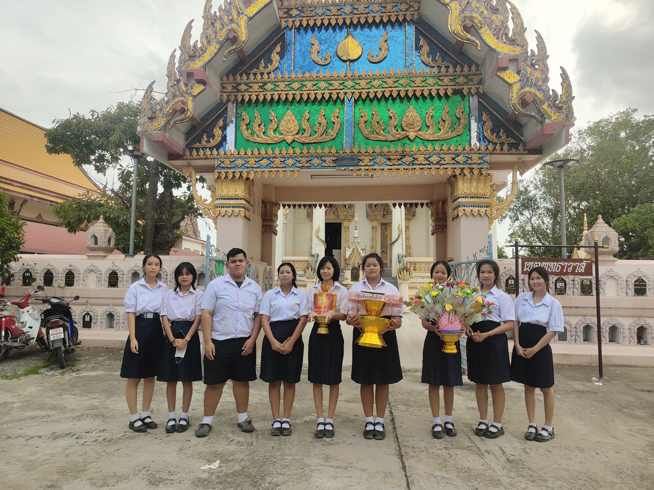 ภาพหมู่ถือพานถวายปัจจัยวัดหนองโพ