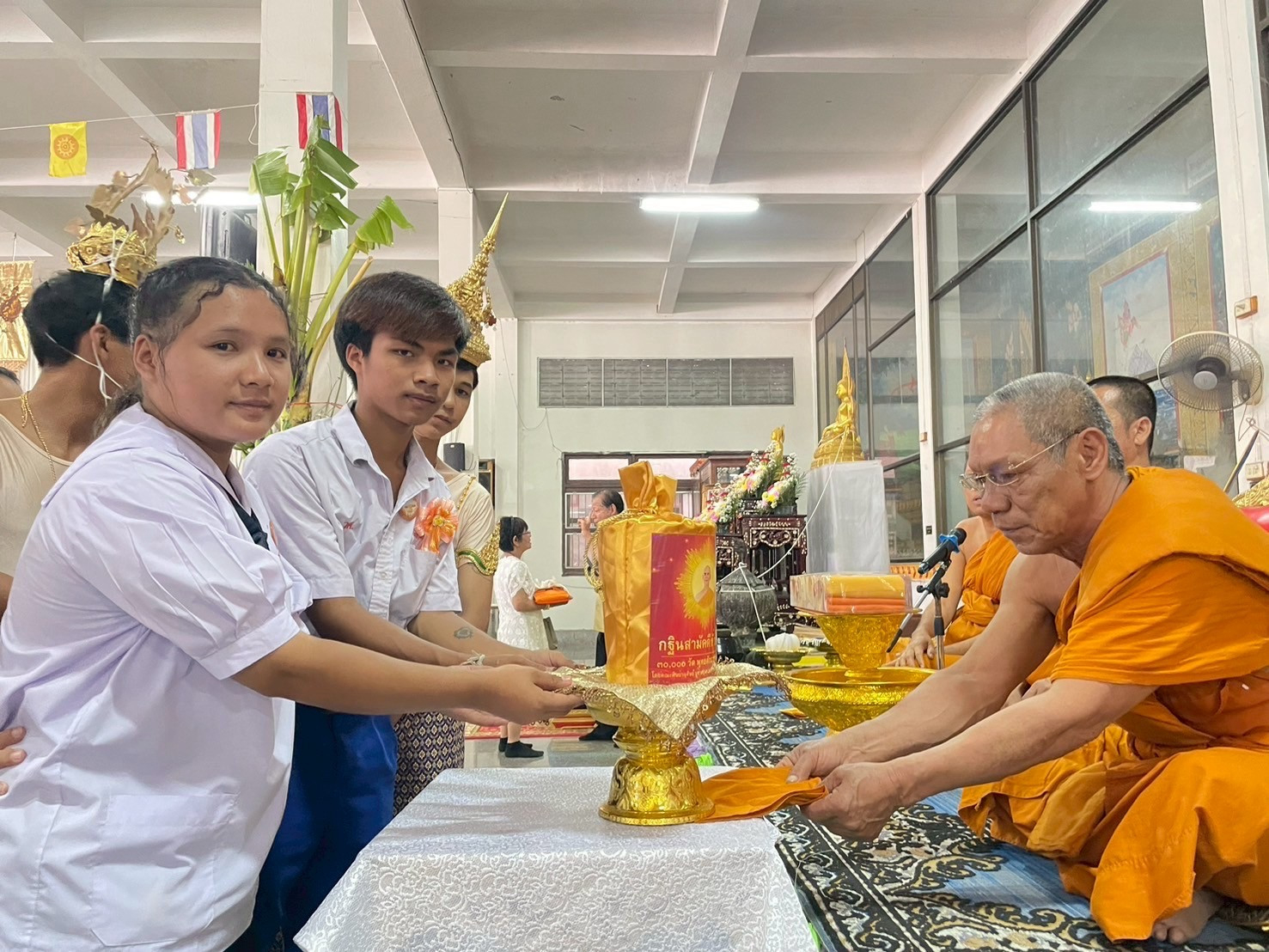 ภาพการถวายปัจจัยวัดสกุณปักษี