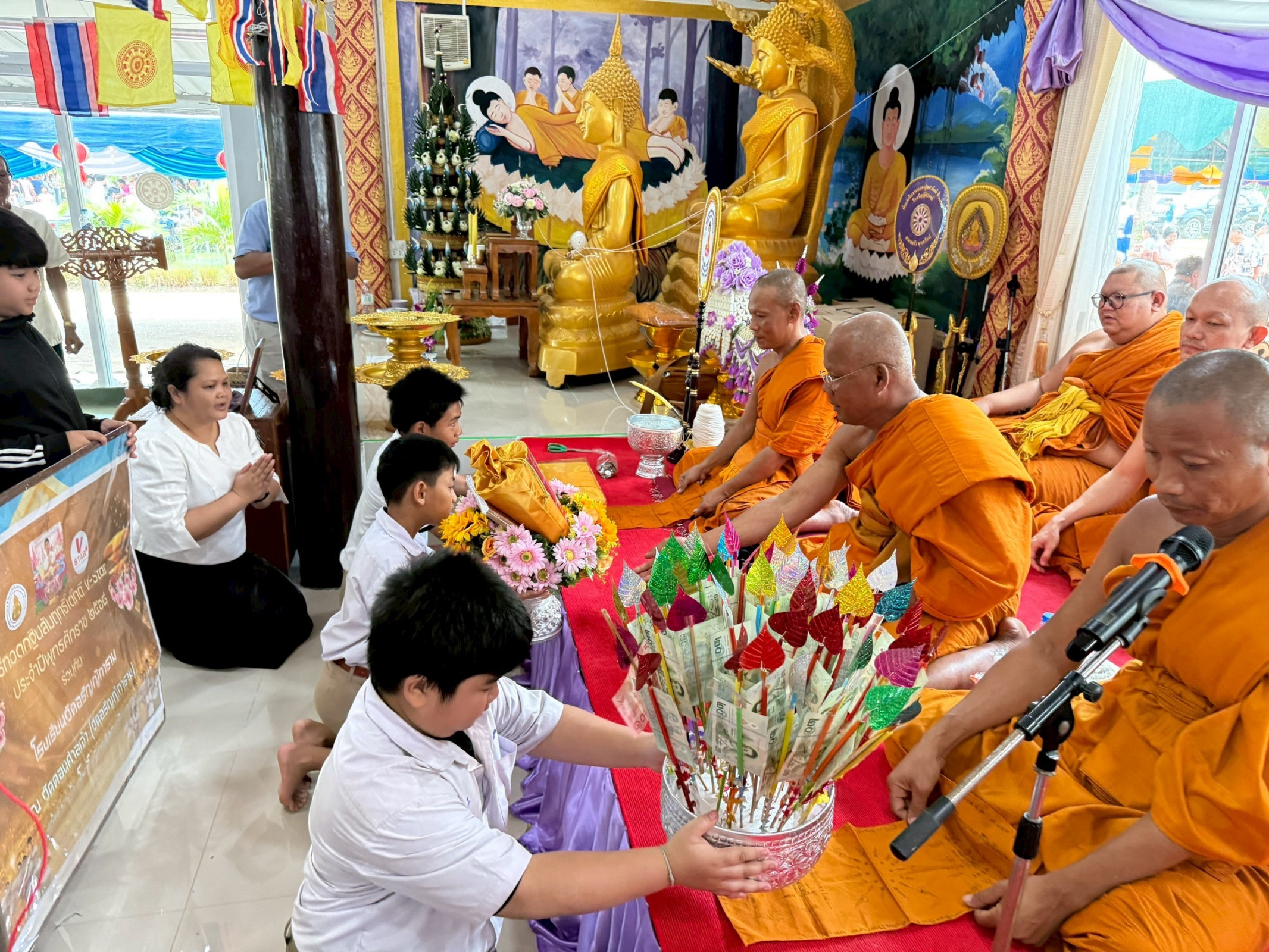 ภาพหมู่ถือพานถวายปัจจัยวัดอรัญญิการาม
