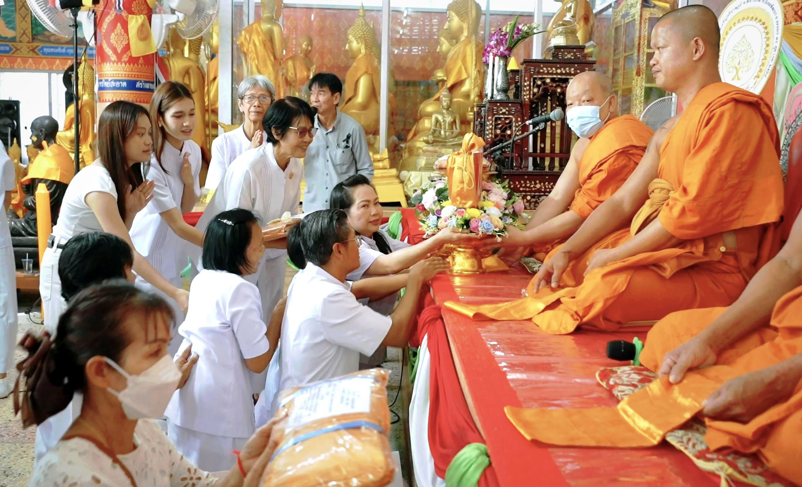 ภาพการถวายปัจจัยวัดเจริญศรีราษฎร์