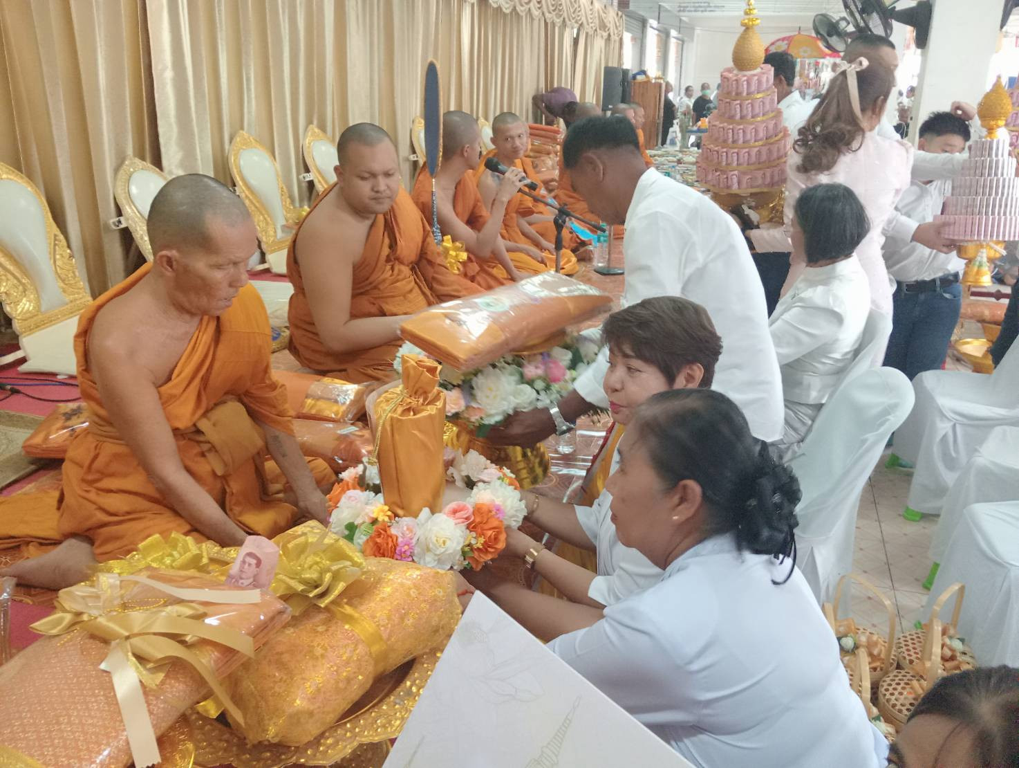 ภาพการถวายปัจจัยวัดอัษฎาราม