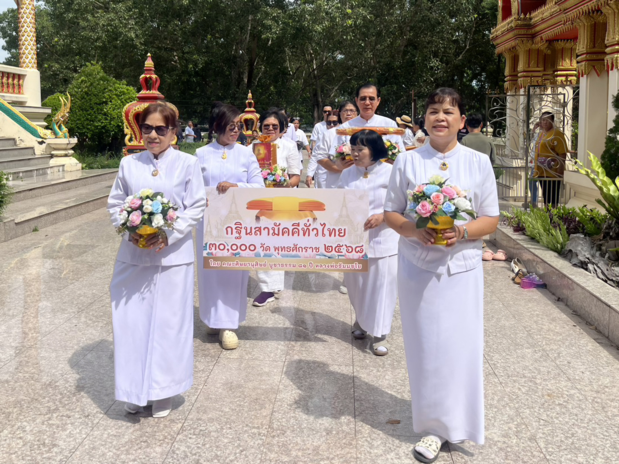 ภาพร่วมขบวนกฐินวัดสำนักกะท้อน