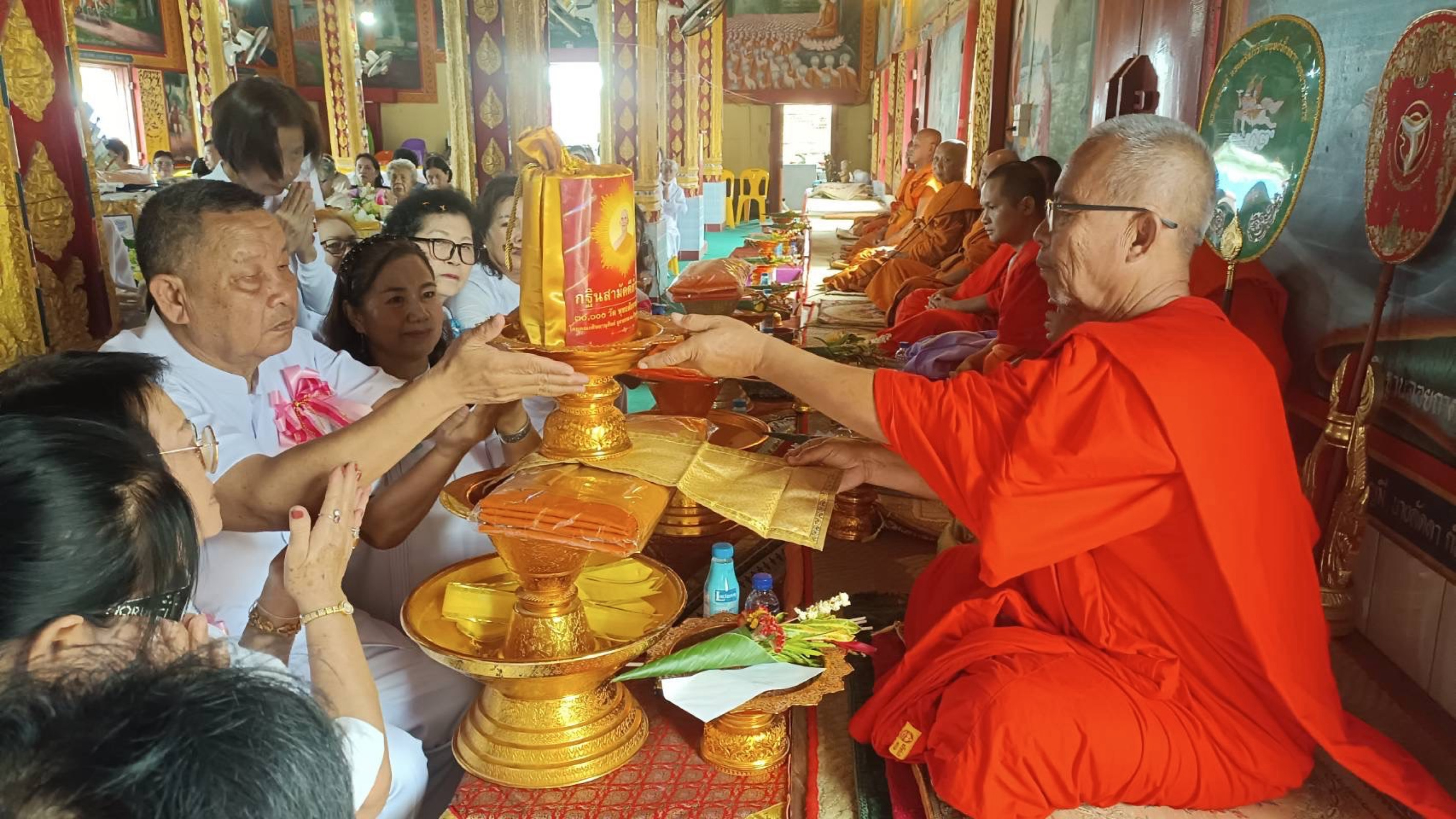 ภาพการถวายปัจจัยวัดบ้านโป่งเทวี(บ้านโป่ง)