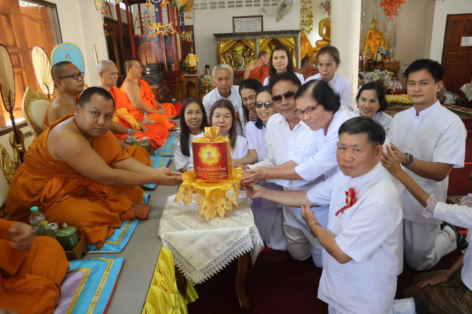 ภาพการถวายปัจจัยวัดใหม่กลาง