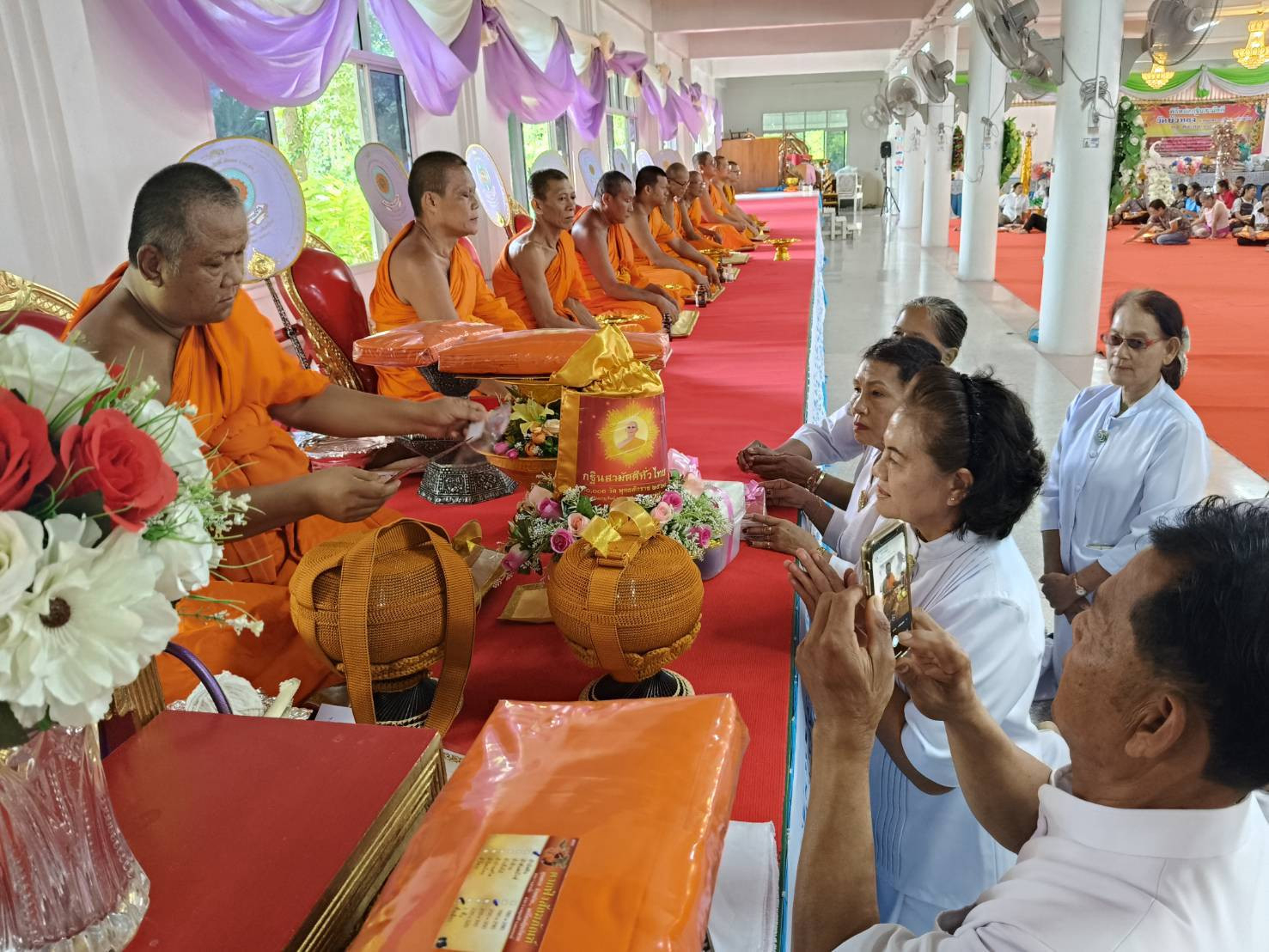 ภาพร่วมพิธีกรรมวัดบัวทอง