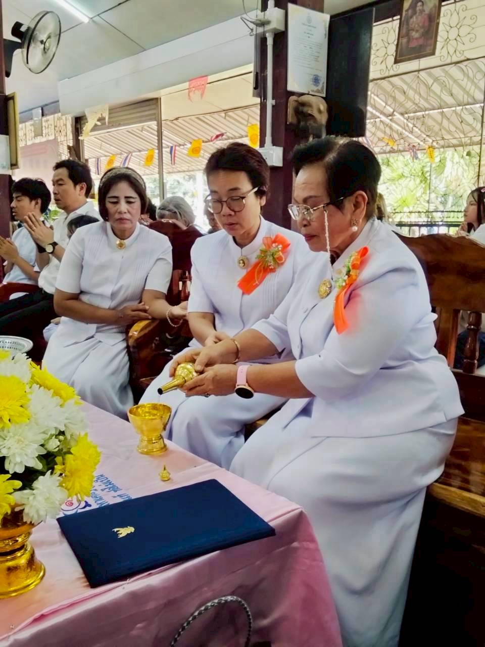 ภาพร่วมพิธีกรรมวัดบ้านดินทอง