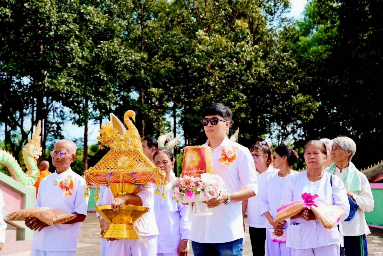 ภาพหมู่ถือพานถวายปัจจัยวัดหนองกาดำบำรุงธรรม