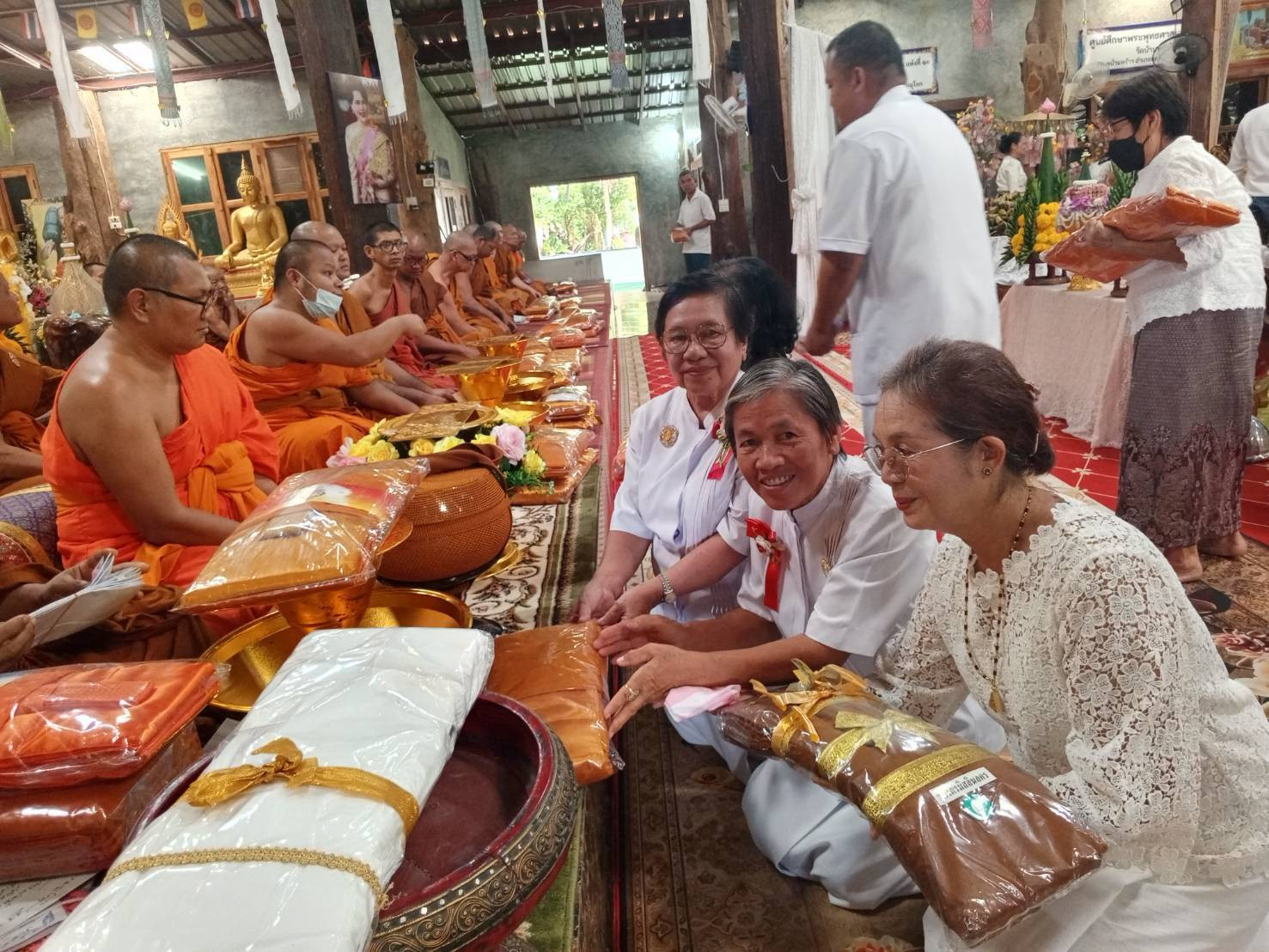 ภาพร่วมพิธีกรรมวัดบ้านพร้าว