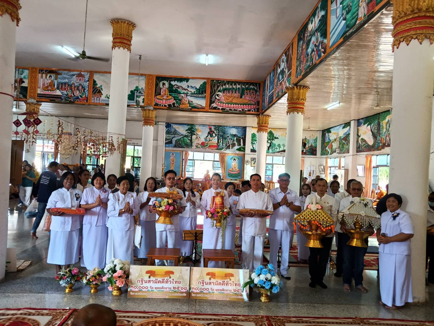 ภาพหมู่ถือพานถวายปัจจัยวัดจันทรังษี