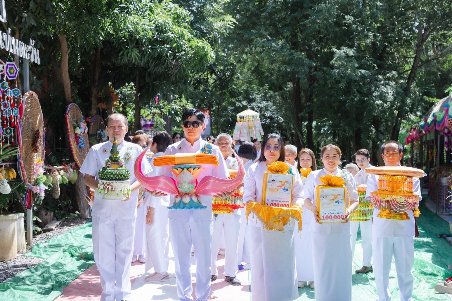 ภาพร่วมพิธีกรรมศูนย์ปฏิบัติธรรมสวนแท่นตะวัน