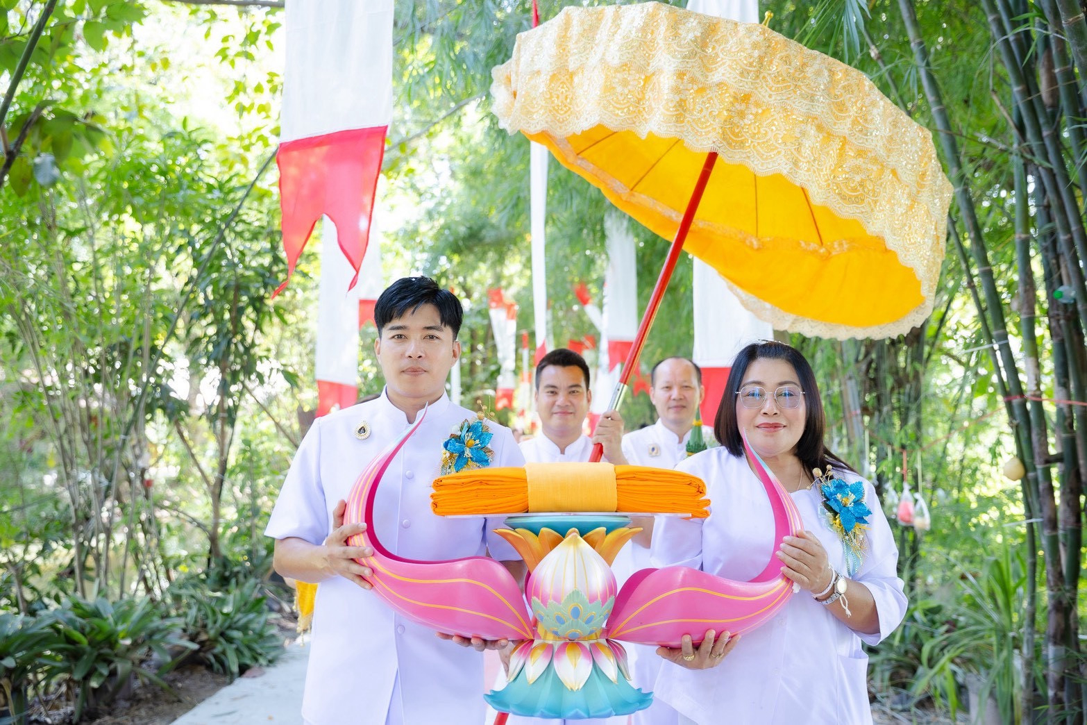 ภาพร่วมพิธีกรรมศูนย์ปฏิบัติธรรมสวนแท่นตะวัน