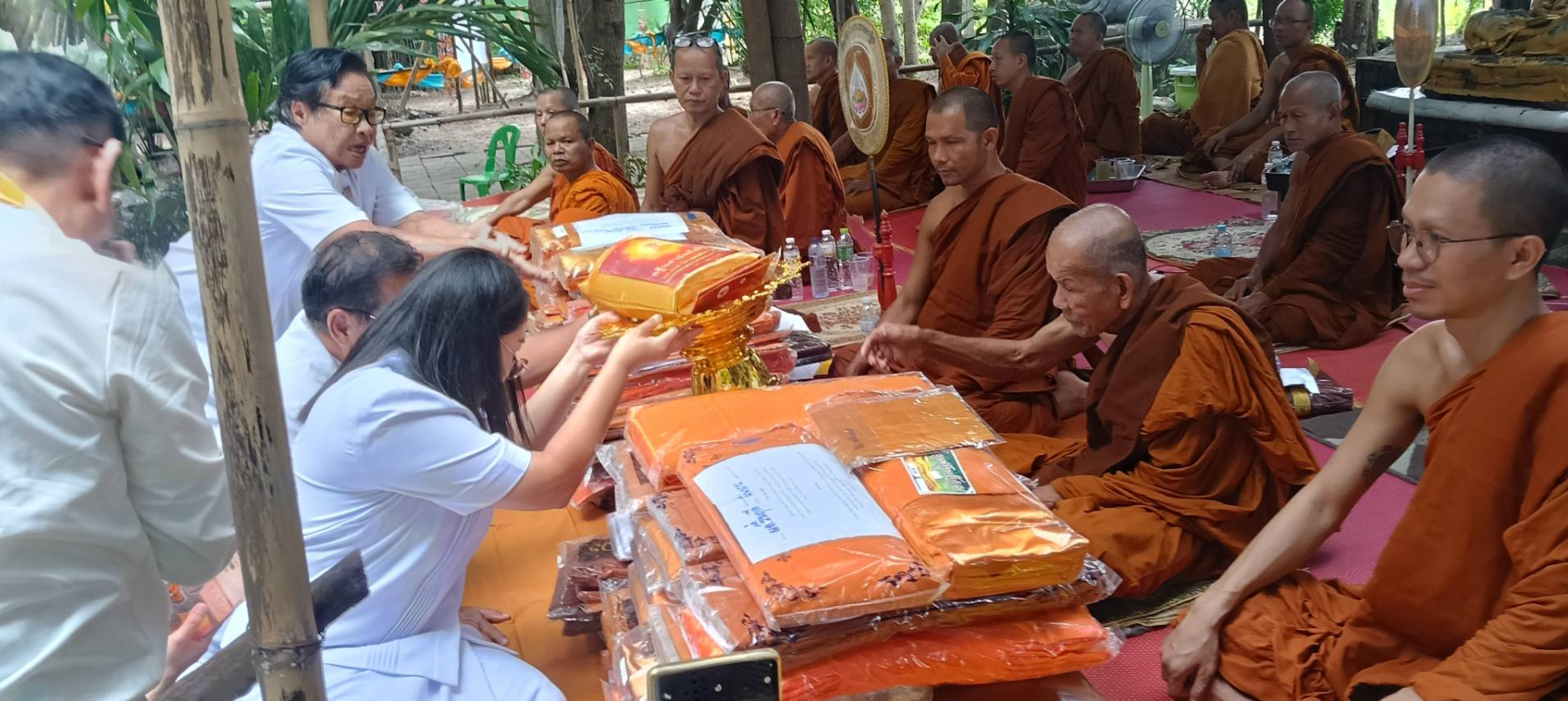 ภาพการถวายปัจจัยวัดทุ่งแสงพุทธธรรม(ธ)