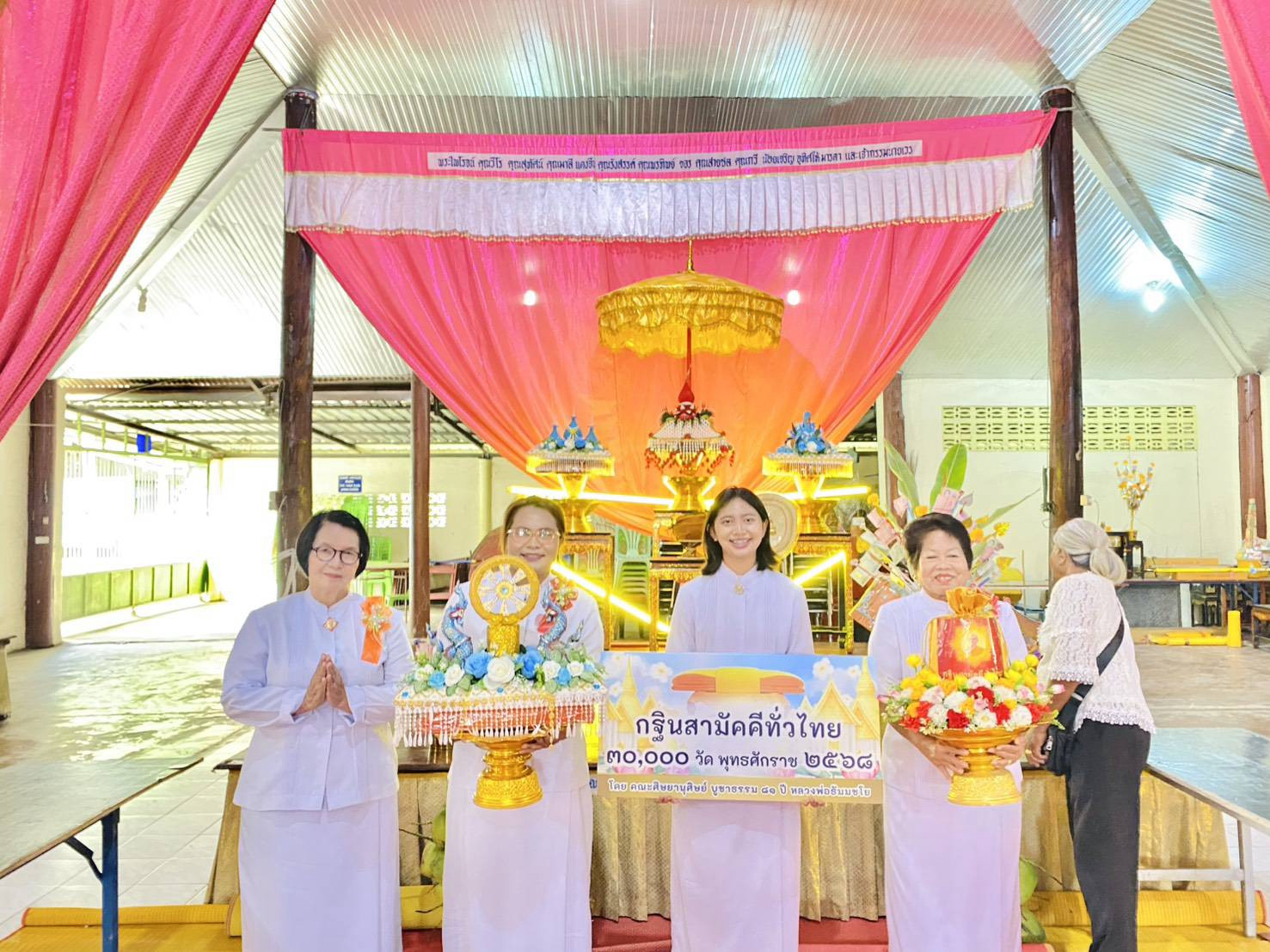 ภาพหมู่ถือพานถวายปัจจัยวัดหนองมะสัง