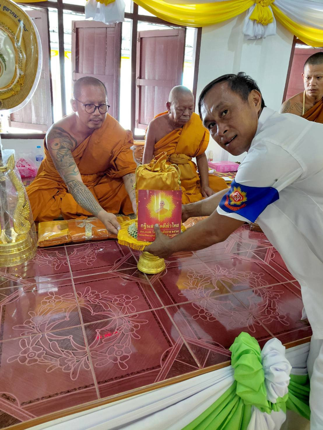 ภาพการถวายปัจจัยสำนักสงฆ์น้ำลาดใต้