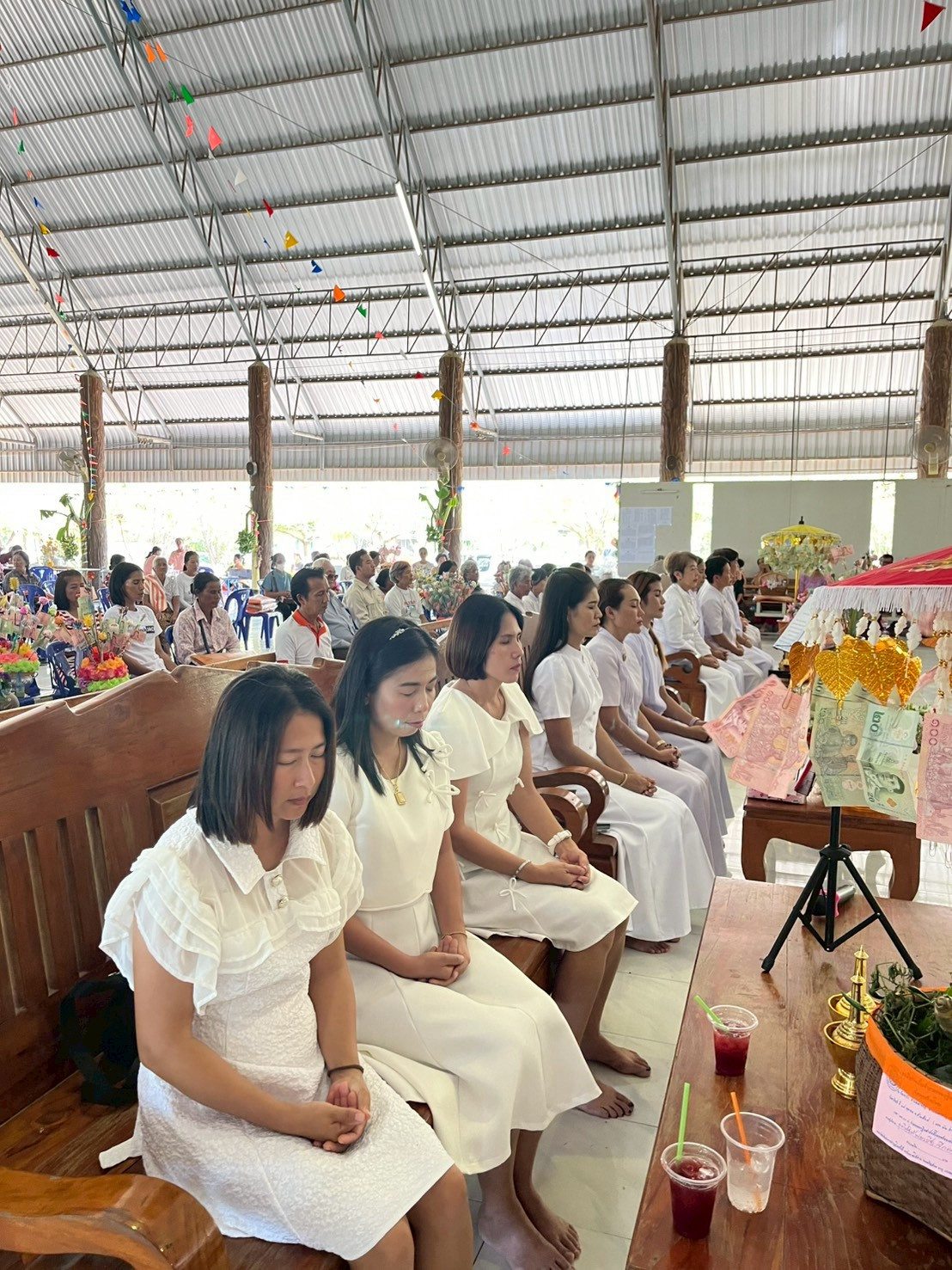 ภาพหมู่ถือพานถวายปัจจัยวัดเขาวัง