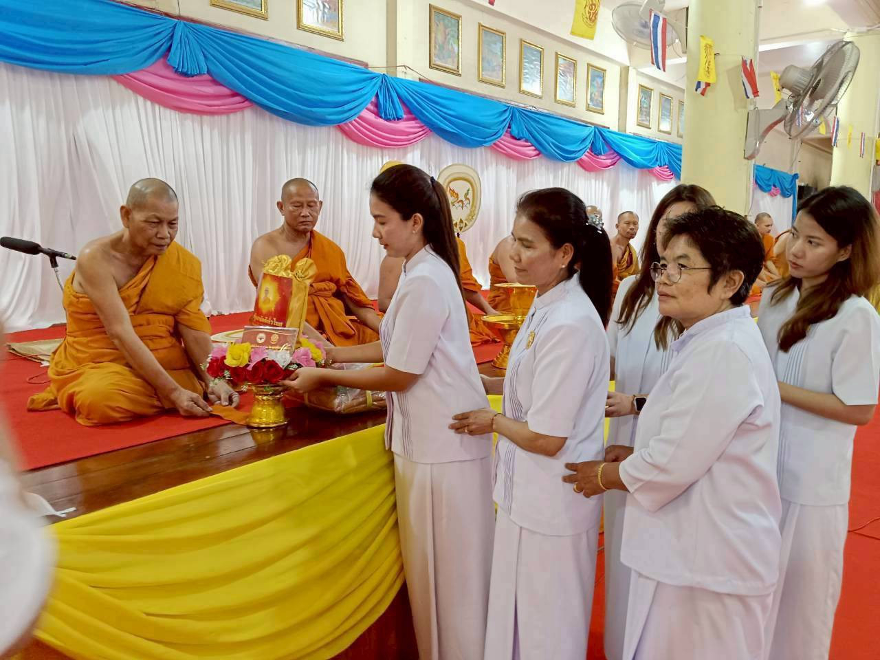 ภาพการถวายปัจจัยวัดเลาขวัญ