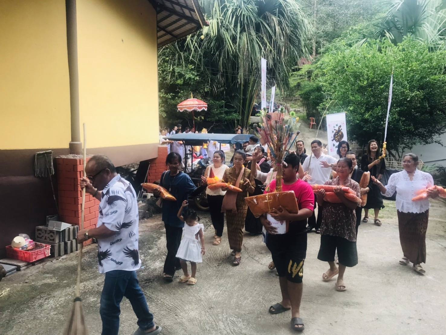 ภาพร่วมขบวนกฐินสำนักสงฆ์แสงธรรมส่องใจ