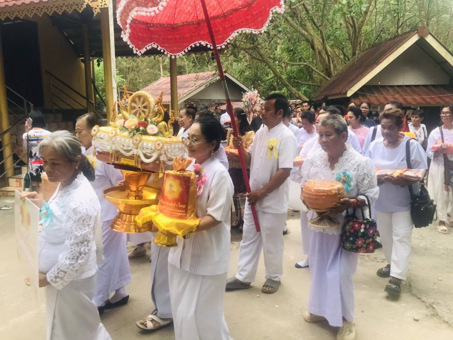 ภาพหมู่ถือพานถวายปัจจัยสำนักสงฆ์แสงธรรมส่องใจ