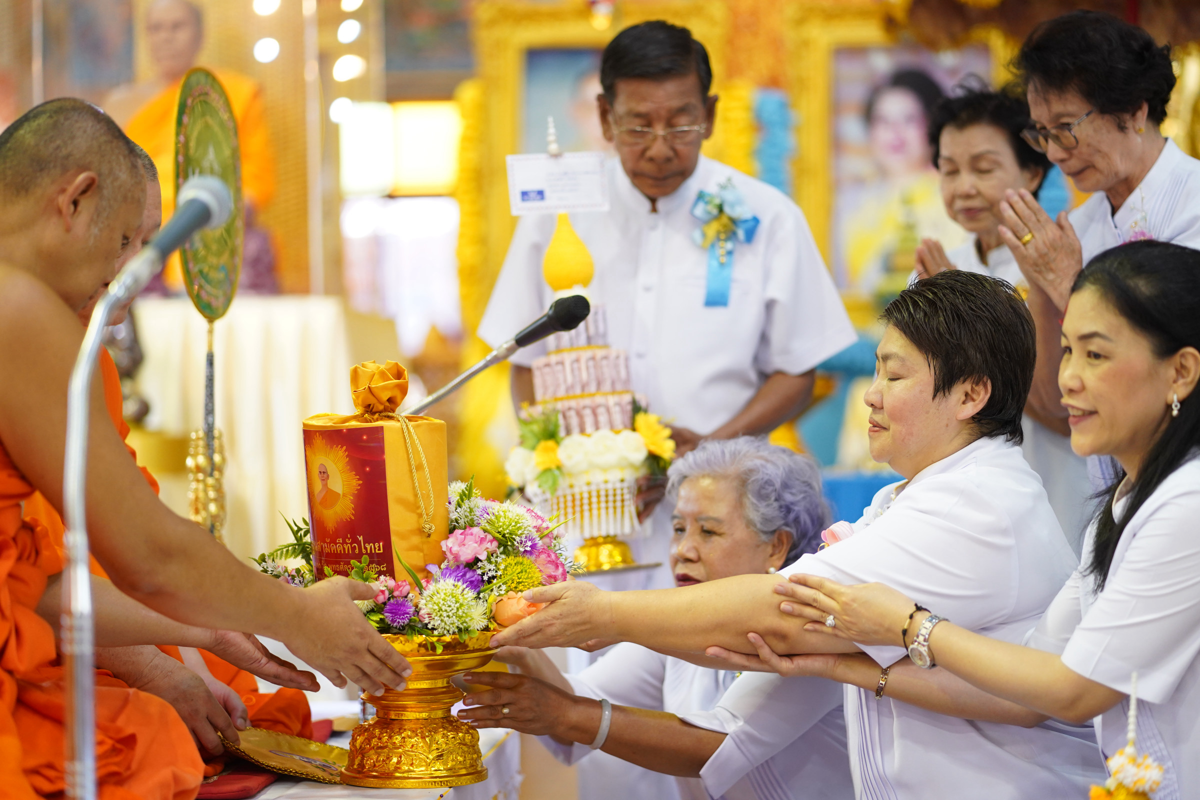 ภาพการถวายปัจจัยวัดมงคลธรรมกายาราม