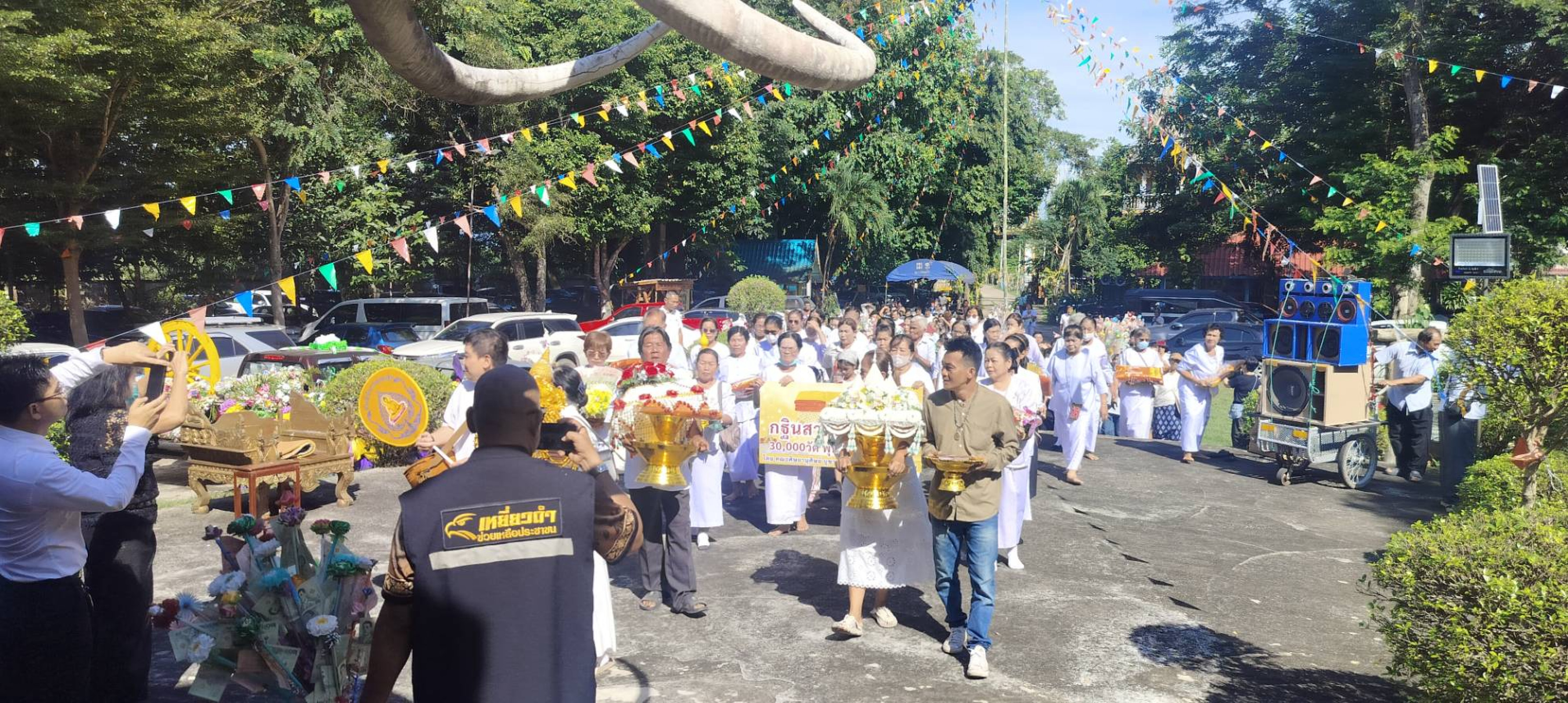 ภาพหมู่ถือพานถวายปัจจัยวัดตะเคียนทอง